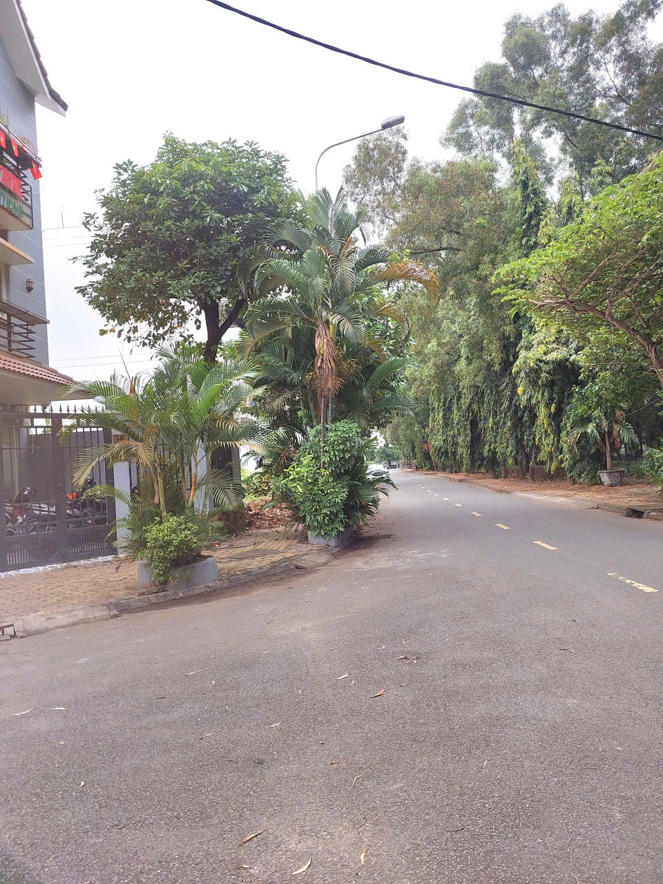  Gấp bán nhà mới 2 mặt tiền hẻm xe hơi khu phân lô đẹp Lê Văn Thịnh,Q2 giá 12,xty DT: 104,4 m2 . Mặt tiền: 5,8 m , dài 18m 