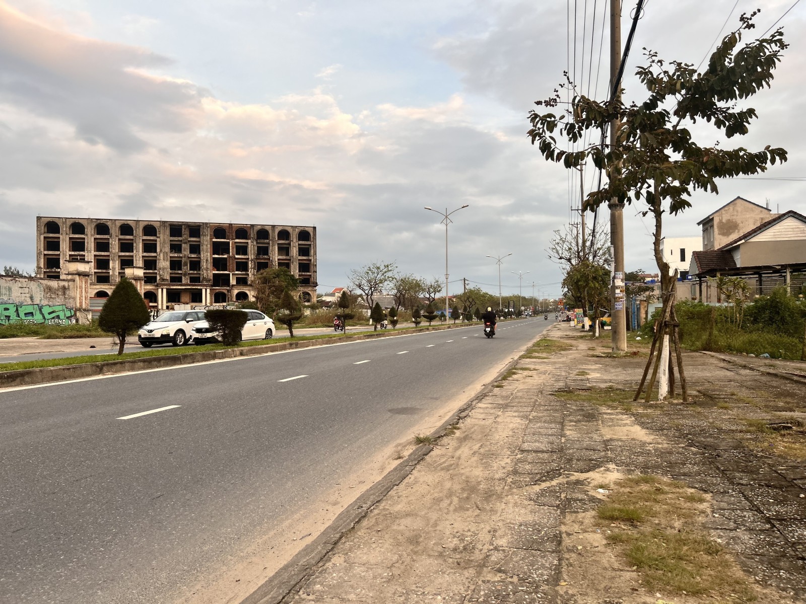  Bán nhà mặt tiền Lạc Long Quân gần biển Cửa Đại, 355m2, giá 22,2 tỷ 