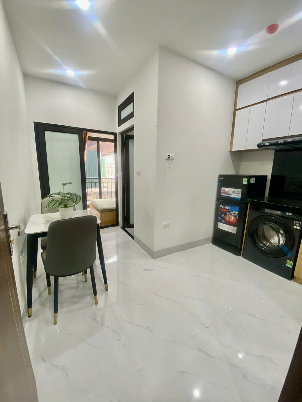  Cho Thuê Ccmn 2 ngủ đẹp thoáng sáng ban công ngõ 113 Thái Thịnh, Đống Đa 