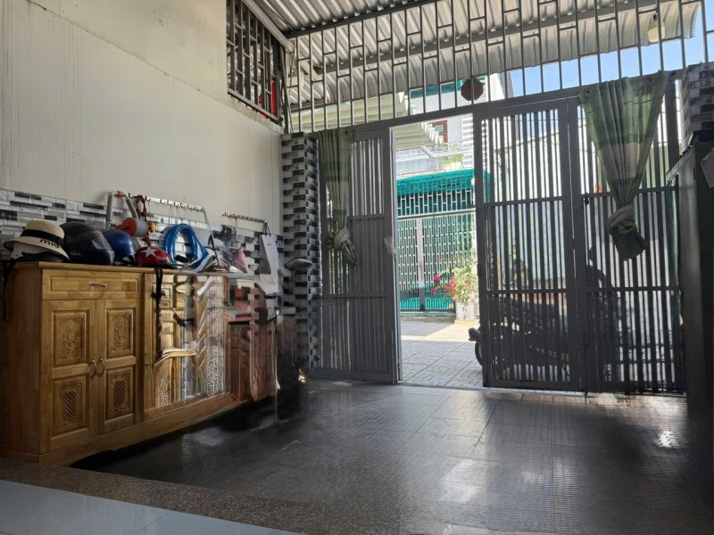  Bán nhà 3 tầng đường 109,  Phước Long B, Q.9, Hồ Chí Minh, diện tích 96m2, giá 8,45  tỷ, sổ hồng. Liên hệ 0933125879. 