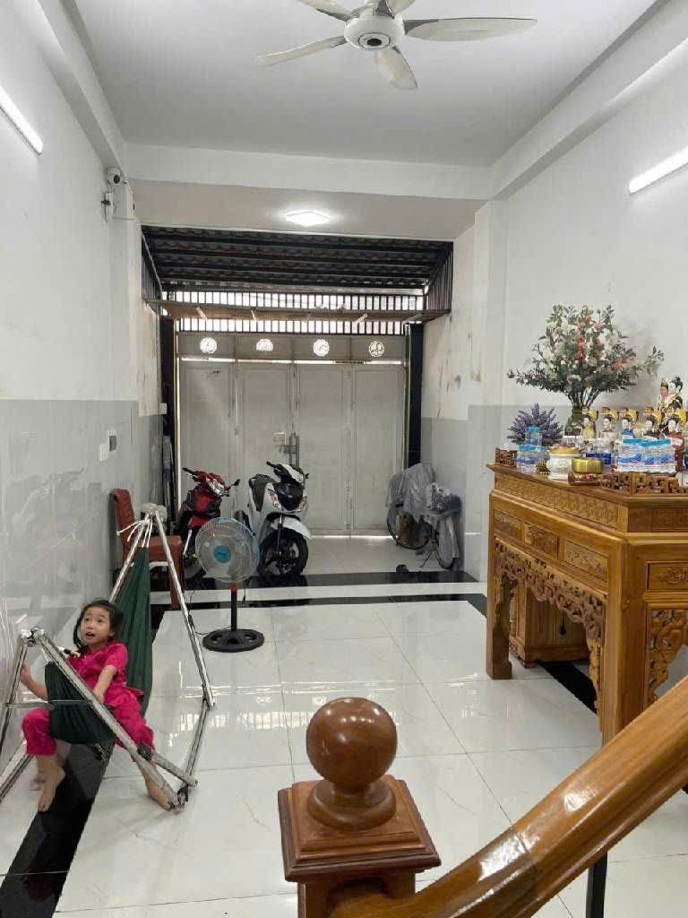  NHÀ 4 TẦNG - ÔTÔ ĐỖ CỬA- SÁT VINCOM.
NGAY NGÃ 4 LÊ VĂN VIỆT - LÃ XUÂN OAI 