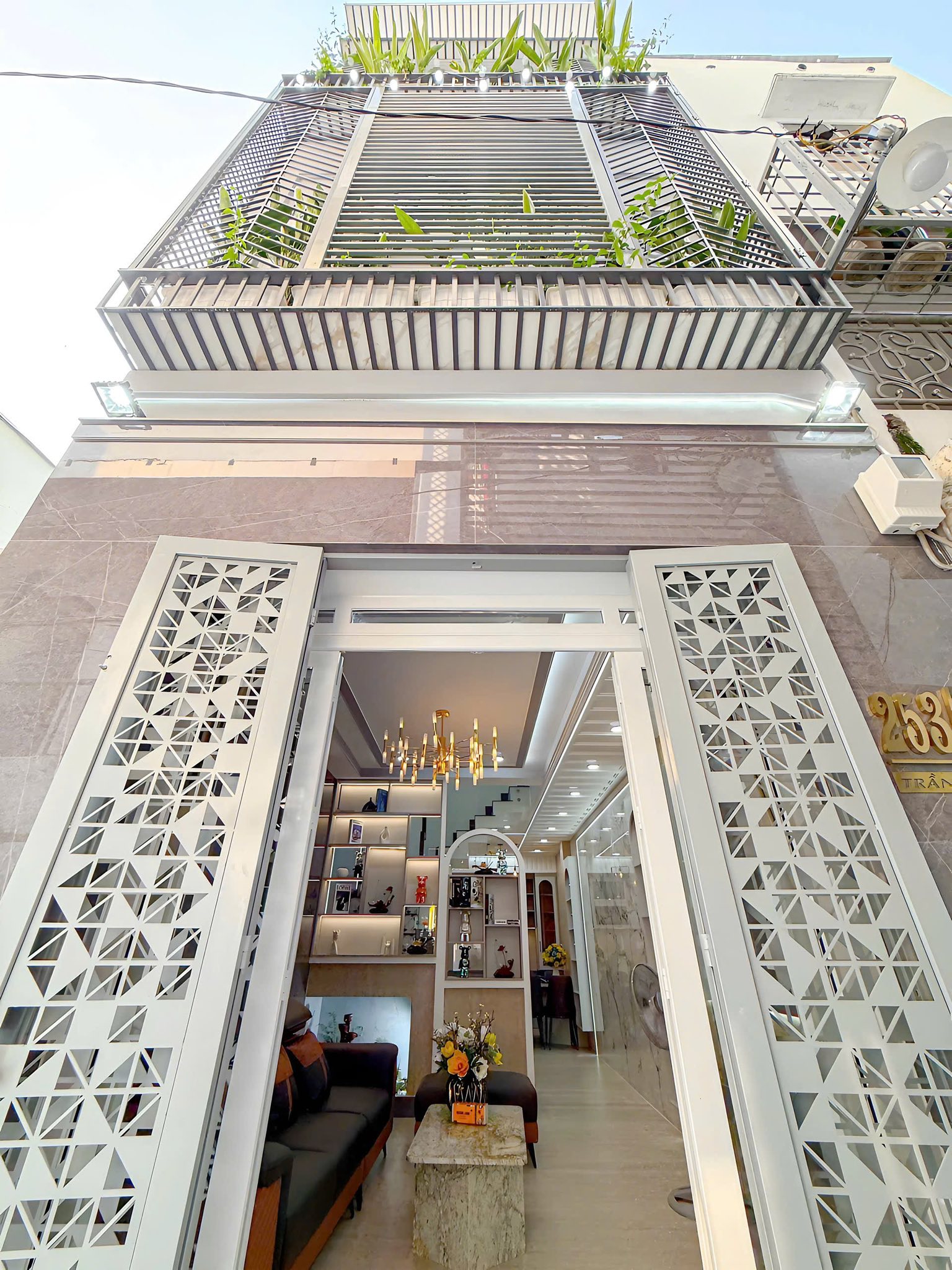  Hẻm rộng,Đường Trần Xuân Soạn, P. Tân Hưng, Q7. Khu dân cư hiện hữu, an ninh, thuận tiện di chuyển sang Q1, Q4, Q8.Nhà đẹp sang trọng. 