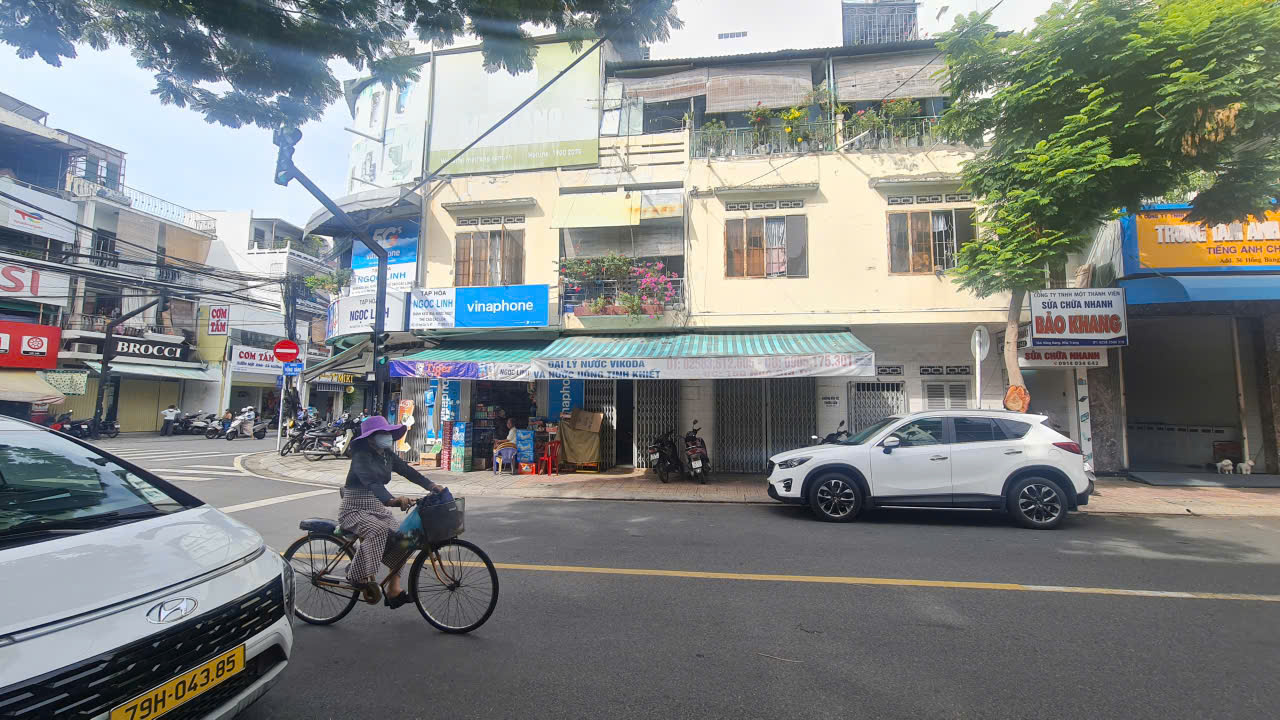  Bán nhà 3 tầng căn góc mặt tiền kinh doanh  Diện tích 46,7m2  Giá bán 15,9 tỷ ( thương lượng ) 