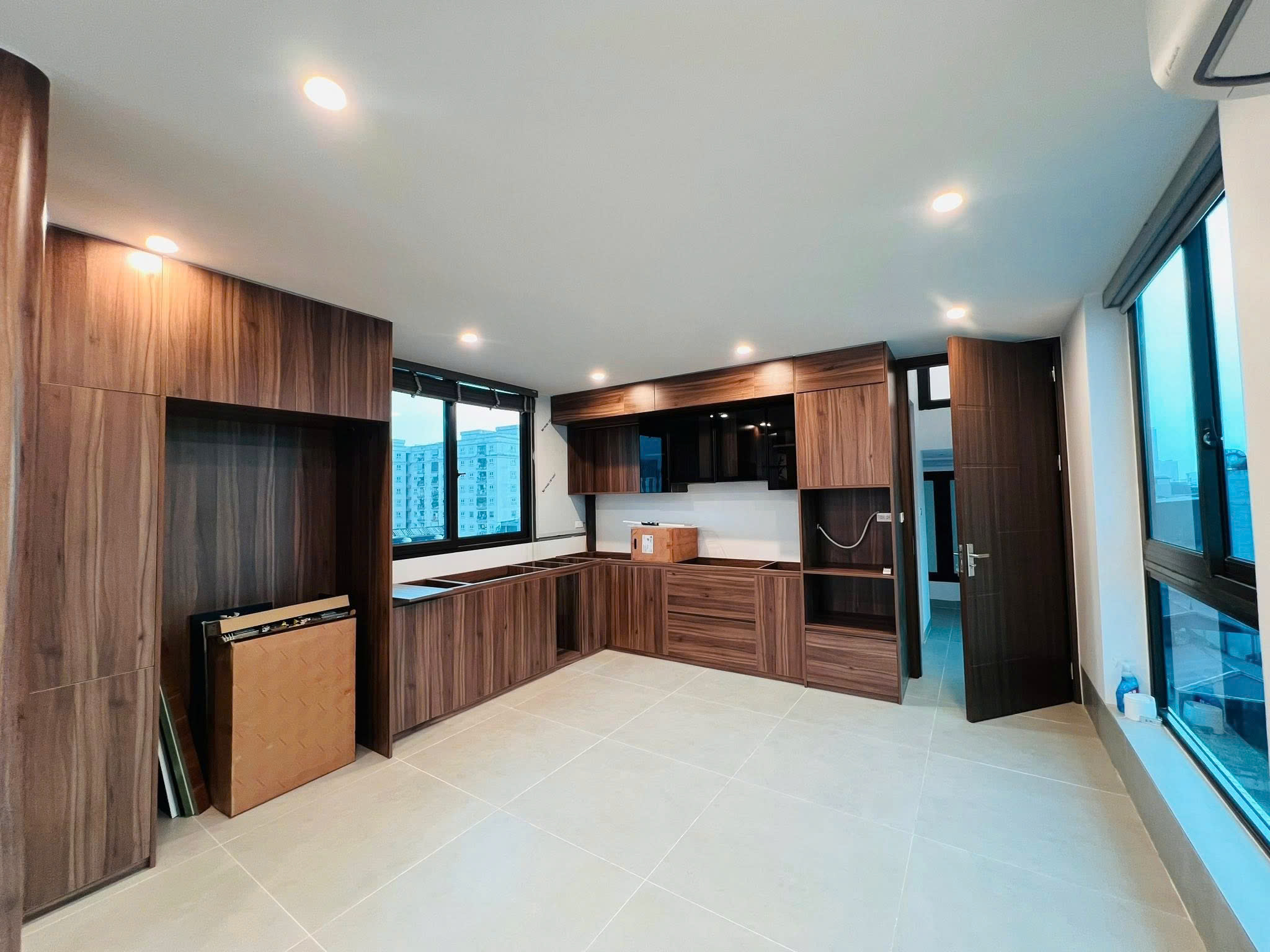  Bán tòa văn phòng Nguyễn Khang, 75m2, 8 tầng 1 hầm thang máy mới đẹp, mặt tiền 4.5m, chỉ 34.8 tỷ, ô tô tránh 