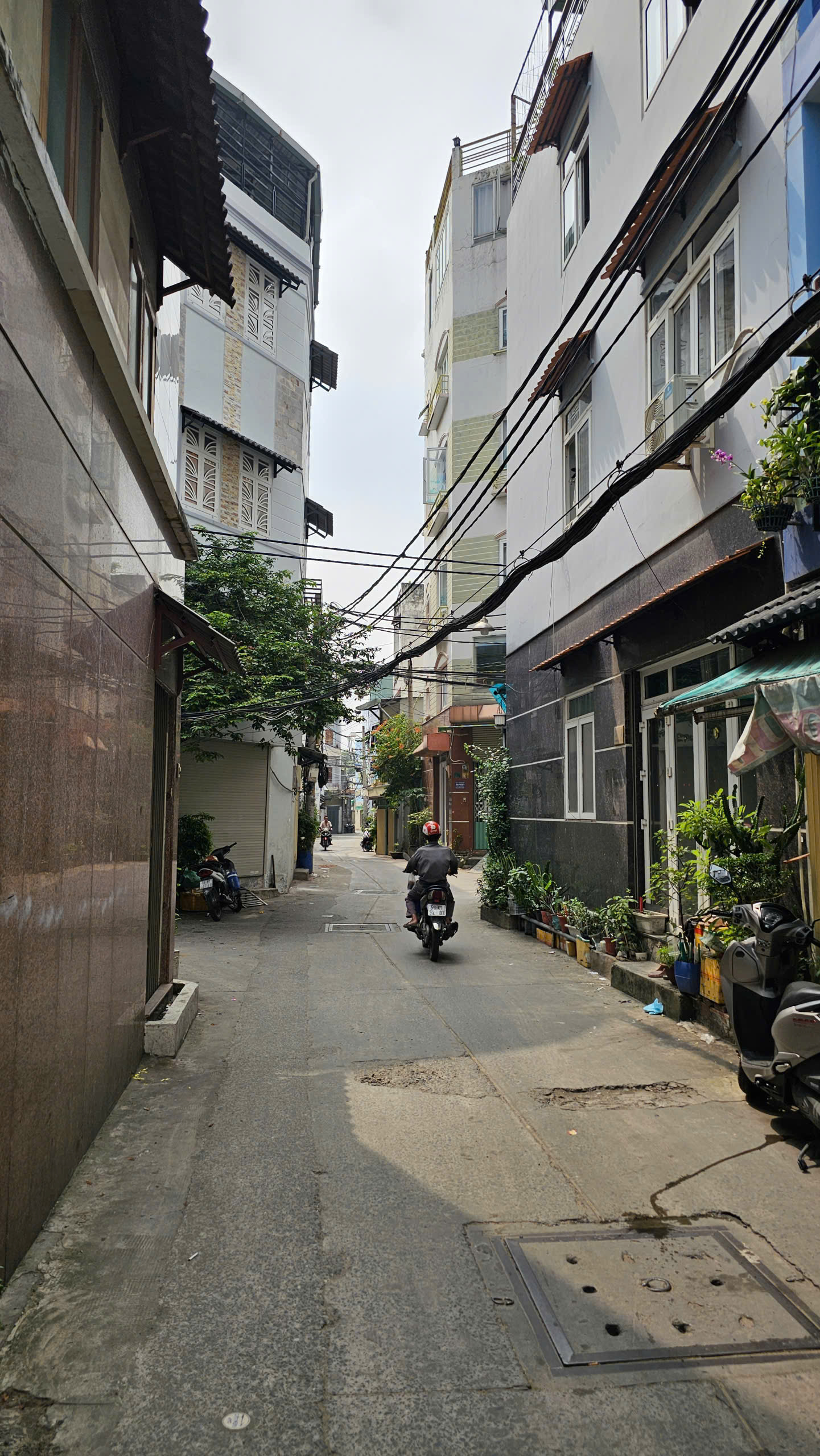  bán nhà CÁCH VÀI BƯỚC XE RA MẶT TIỀN XE HƠI 
TRUNG TÂM Q4 HƠN 3 TỶ 