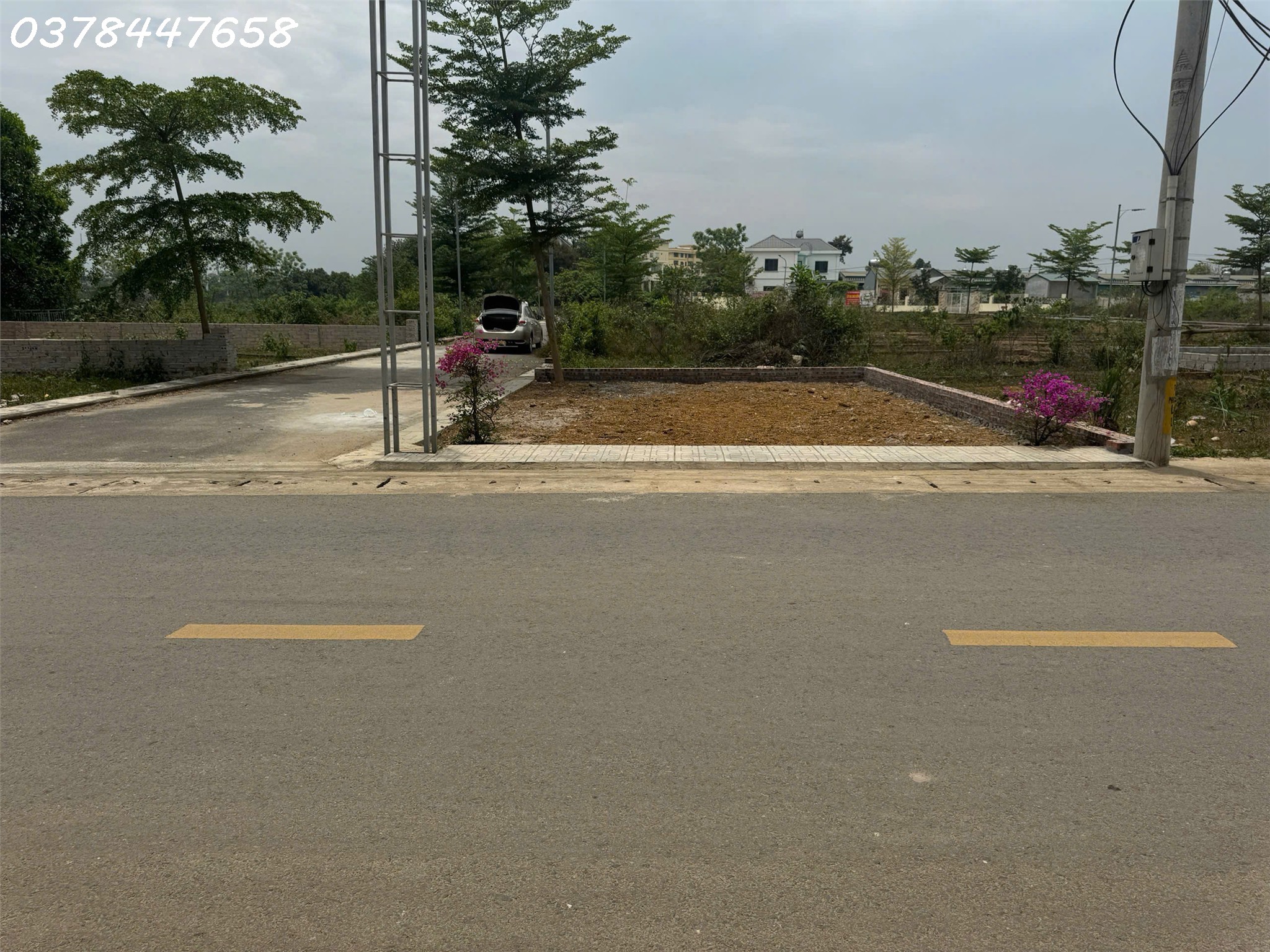  Bán rẻ hơn thị trường 500tr lô góc 150m mặt trục chính gần Lục Quân 