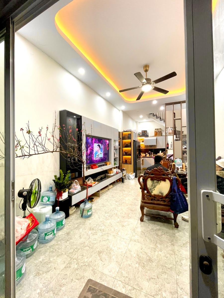  Bán gấp nhà đẹp Phố Khương Hạ- 38m*5 tầng-Cạnh hồ điều hoà- ô tô đỗ cách 5m. Giá 11 tỷ 