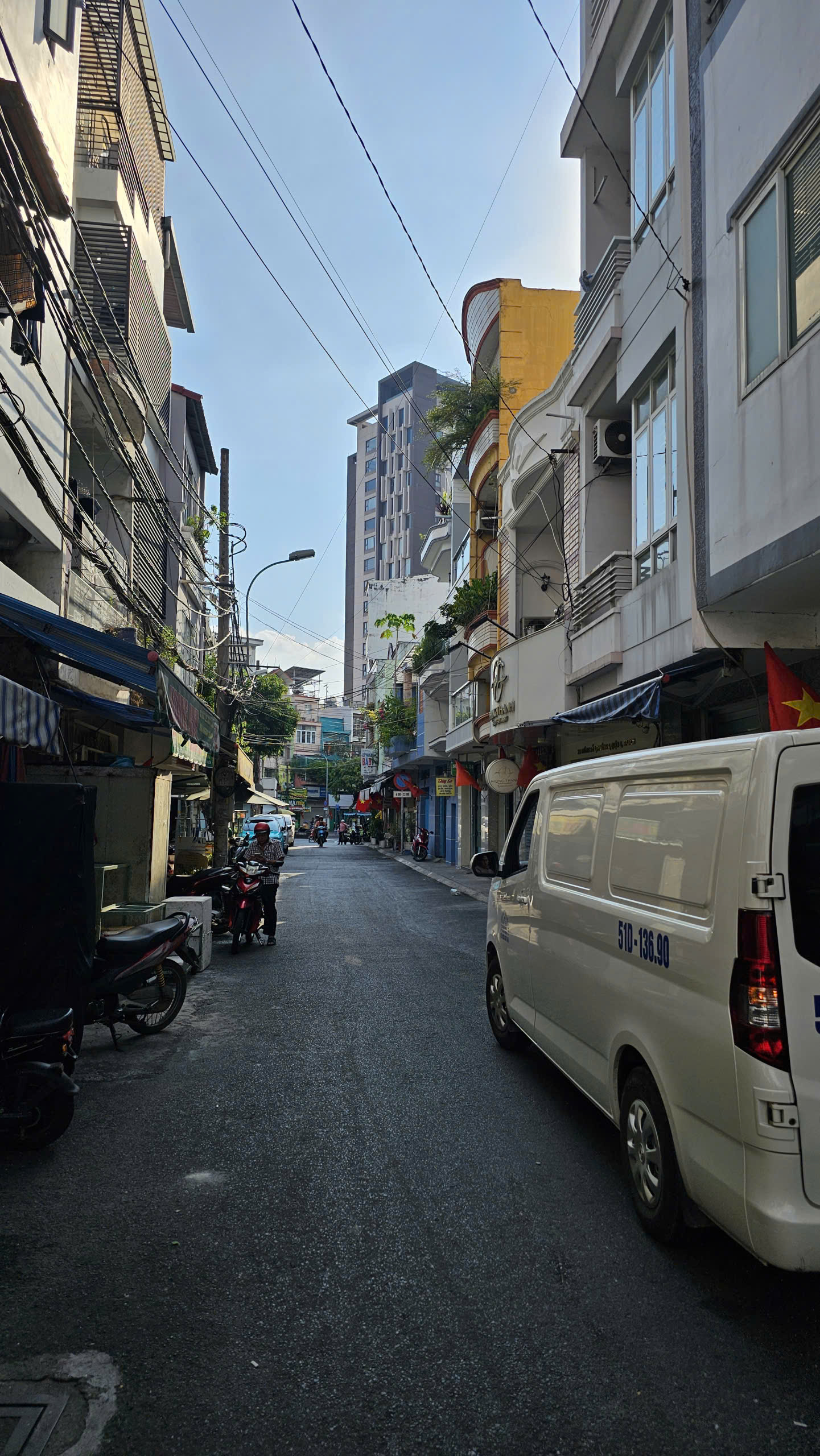  bán nhà sát mặt tiền xe hơi Q4
Diện tích SD 63 M2 Có 3 TỶ 