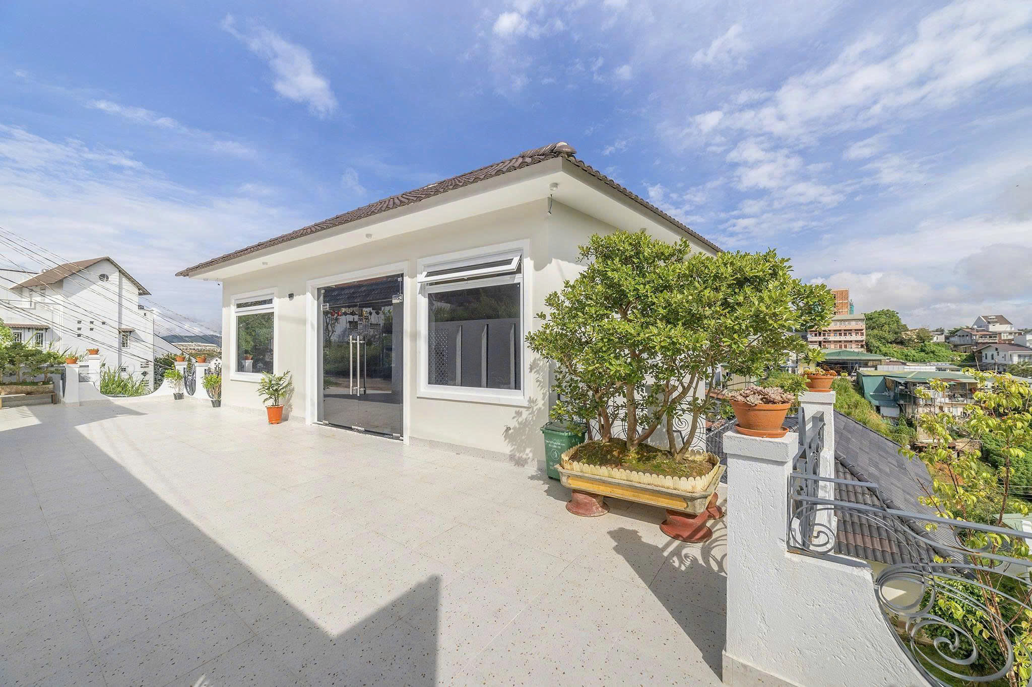  Cho thuê villa sân vườn 4 nhà riêng biệt 7 phòng đường Lý Nam Đế, phường 8, đà lạt giá 40tr 