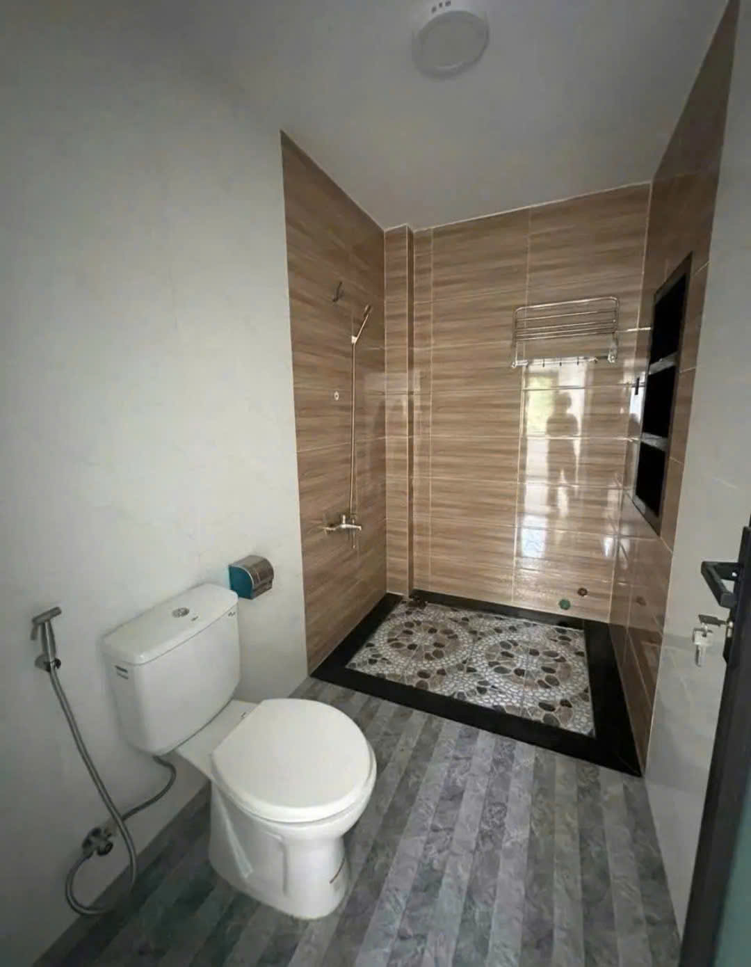  Bán nhà 2 tầng có sân đậu được 2 oto rộng rãi. Vĩnh Trung - P. Tây NT 147m2 Giá bán : 3ty250 TL 