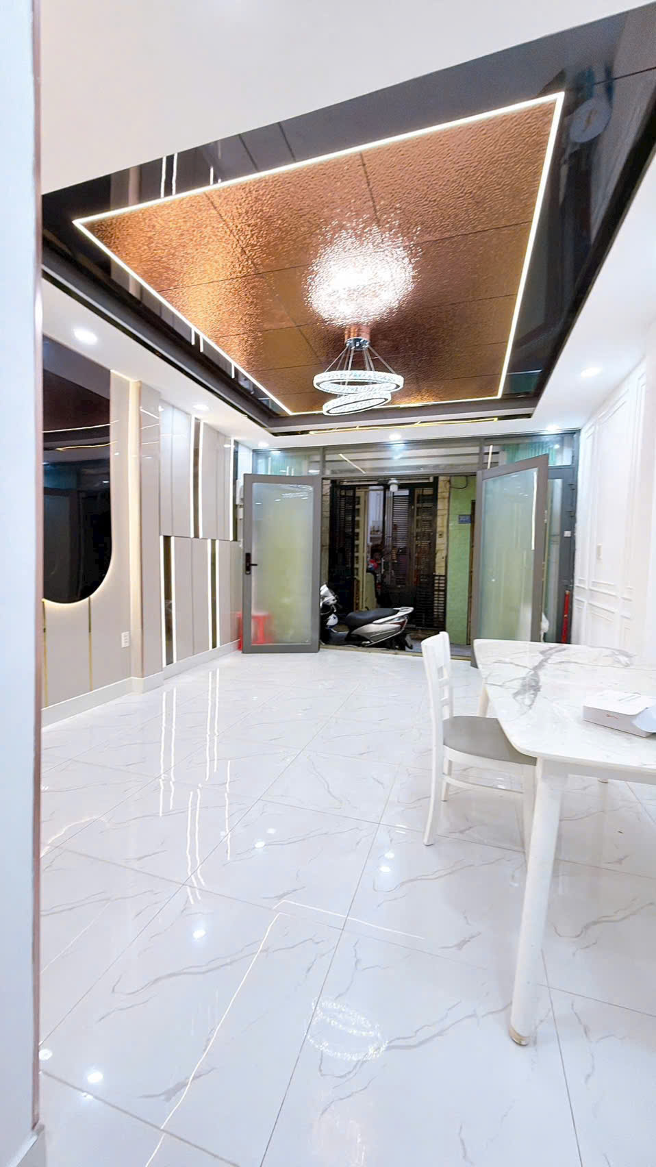  Bán nhà sát mặt tiền Q4
Ngang 4 dài 7 đúc bê tông có 4 tê 