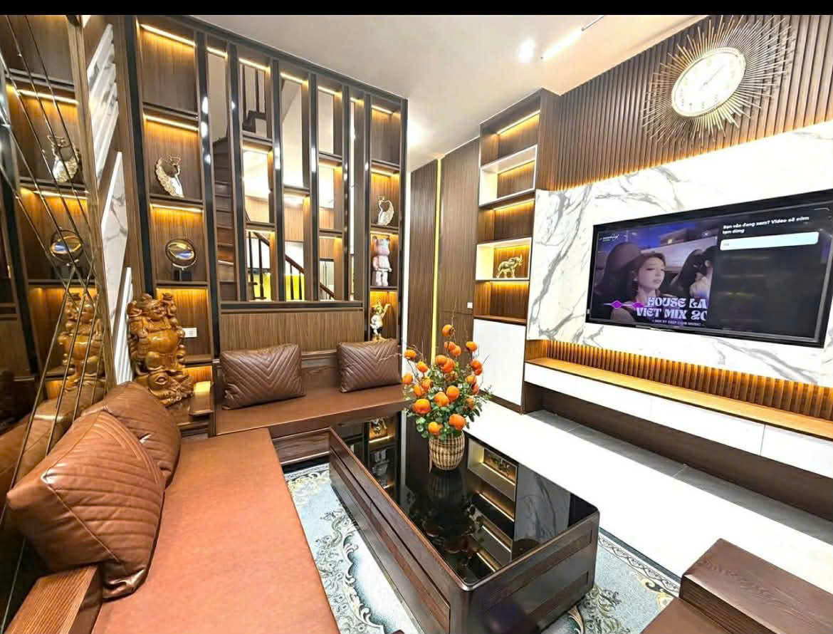  PHỐ TRƯỜNG CHINH , Ở Ngay, gần phố 43m, ,6T, Giá chỉ 9,5 tỷ 
 CHỦ HẠ GIÁ 500 TRIỆU  – cơ hội cực tốt cho nhà đầu tư. 