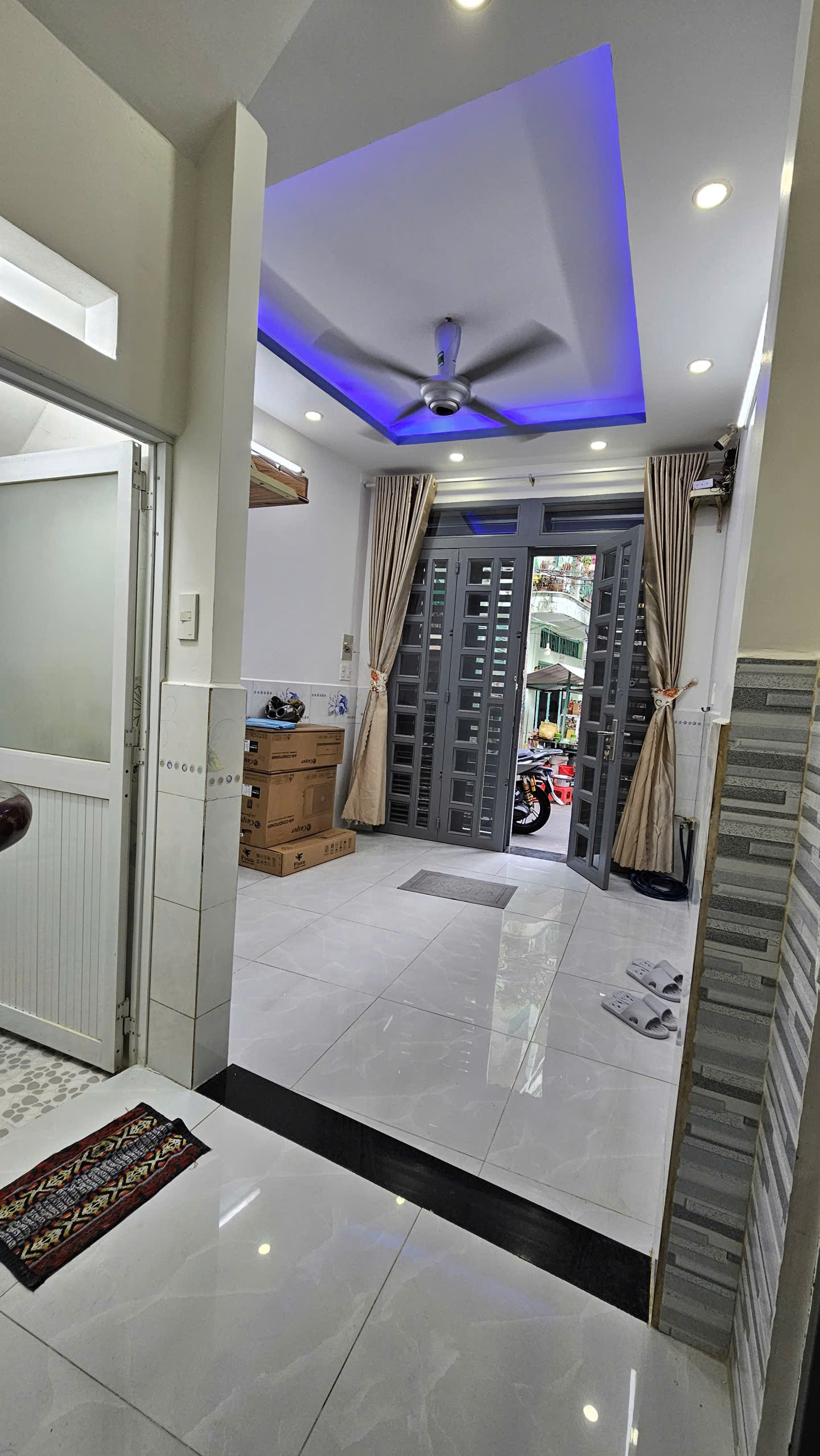  Bán nhà Ngay sát mặt tiền Kinh Doanh  hoàng diệu Q4 
Diện tích SD 105M2 CÓ 5 TÊ 