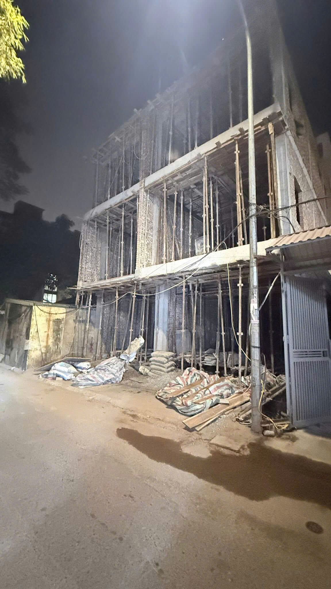  Bát Khối - Cổ Linh  DT 44m - MT 4m xây 7 tầng thang máy  Gara 2 oto  Kinh doanh đỉnh  1x tỷ 