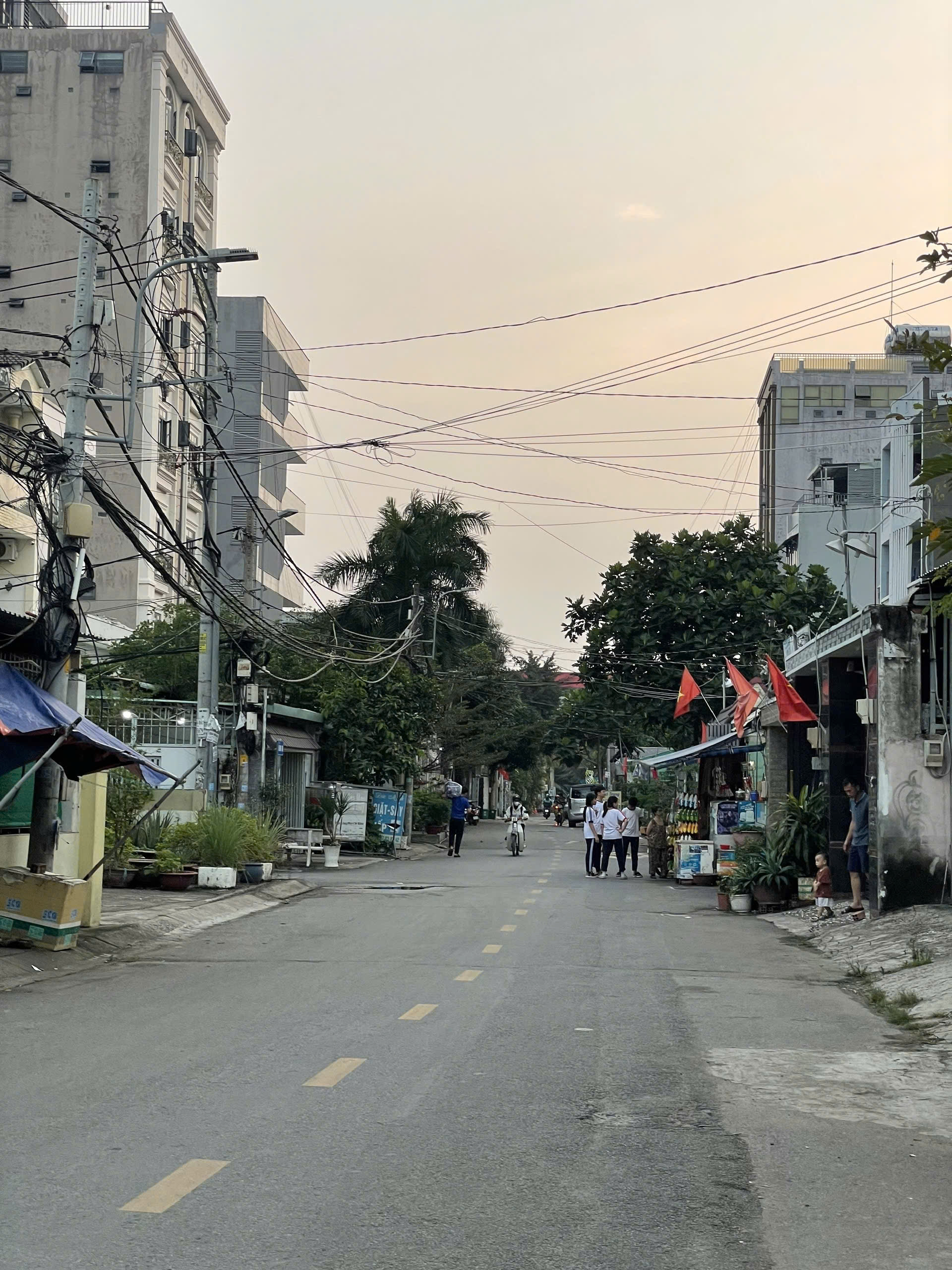  KHÁCH SẠN 4 TẦNG - ĐƯỜNG Ô TÔ - LÃ XUÂN OAI - LONG TRƯỜNG - Q9 