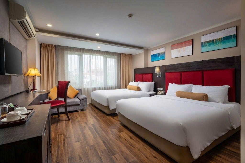  Bán khách sạn mặt phố Hàng Bạc, 80m2, 5 tầng, mặt tiền 5.4m, 77.8 tỷ, cho thuê 120tr/tháng 