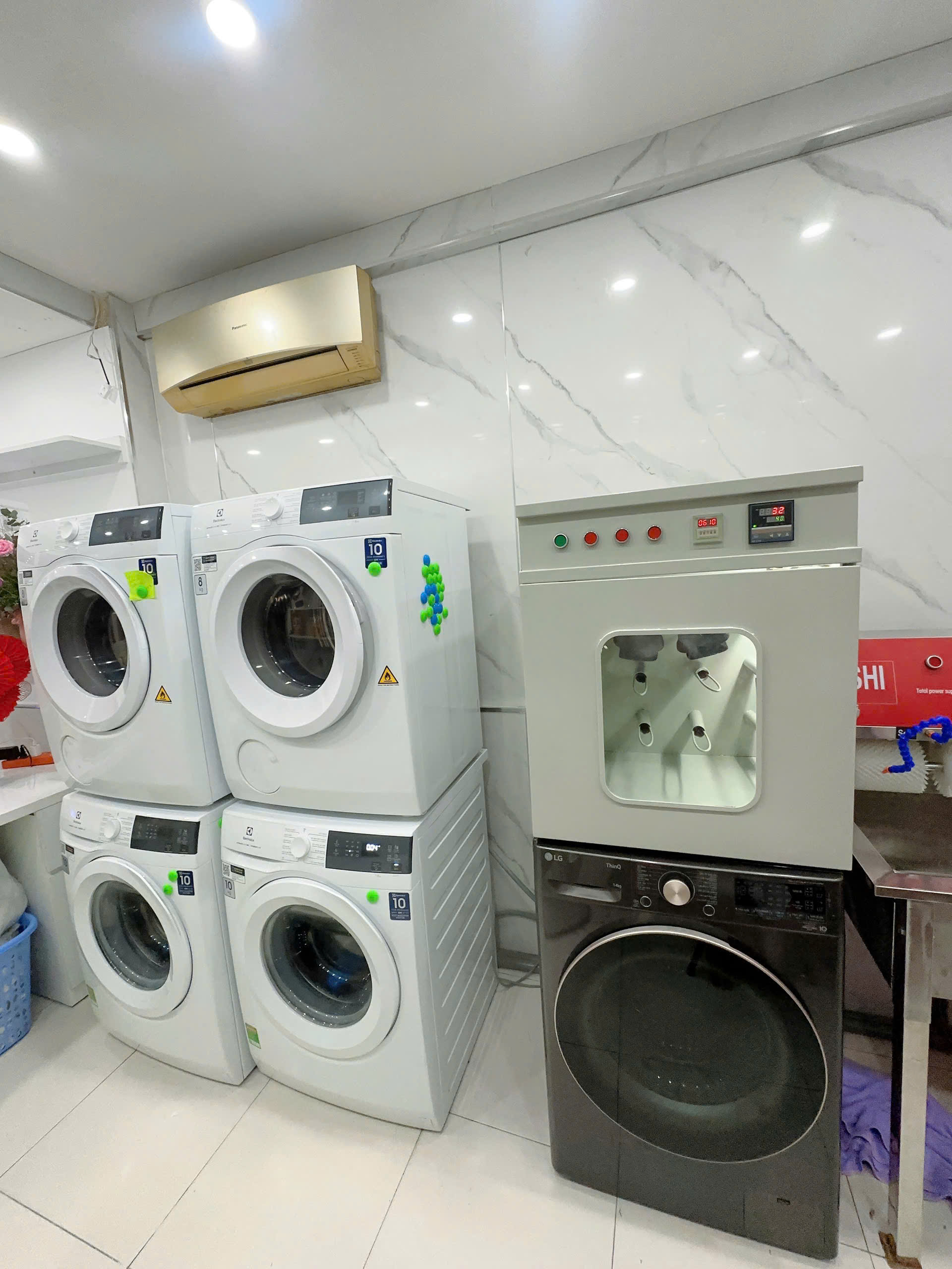  Em cần sang nhượng tiệm giặt đang hoạt động ổn định, full đồ, không cần đầu tư thêm. 