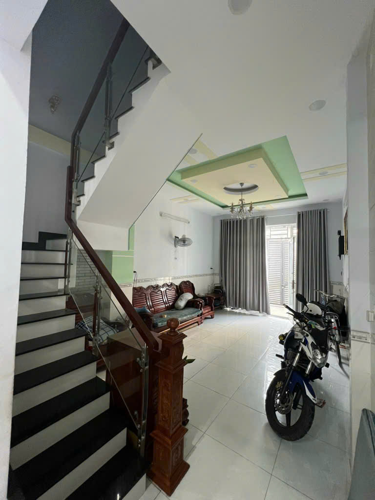  Bán nhà ngộp bank ngang 4m 54m2 hẻm xe hơi đường Nguyễn Văn Quá Quận 12 giá chỉ 4.X tỷ 