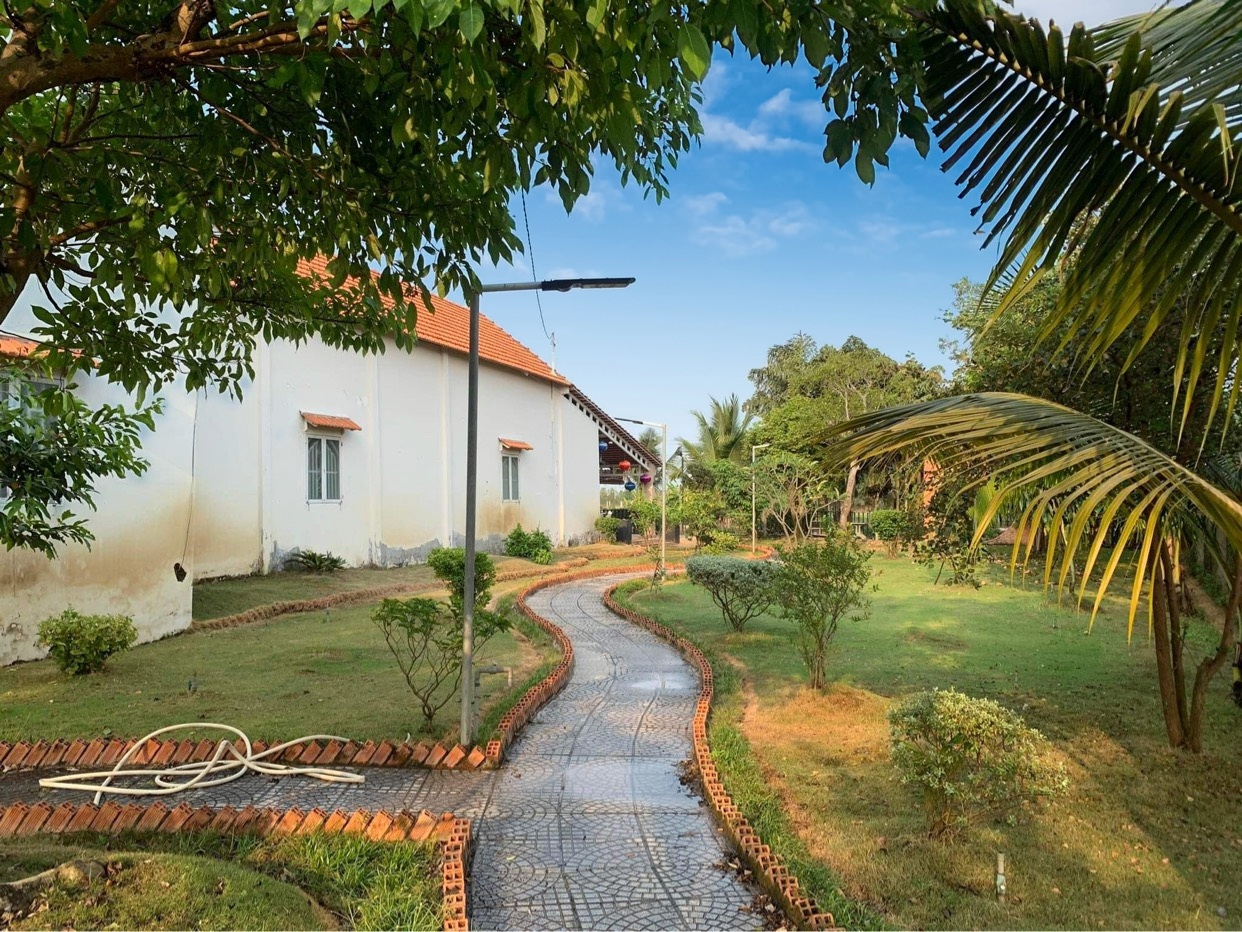  CẦN BÁN 1500M2 NHÀ VƯỜN VÀ ĐẤT THỔ CƯ HẺM XE HƠI 