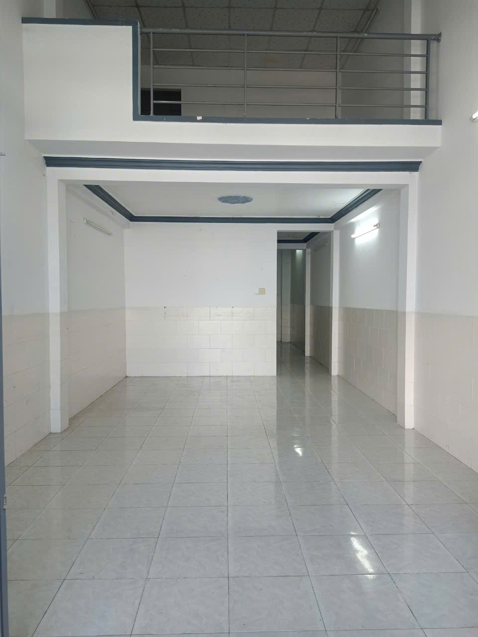  86. nhà 5 triệu mới đẹp 2PN có sân đậu ô tô gần cầu Bà Bộ thuận lợi cho việc kinh doanh 