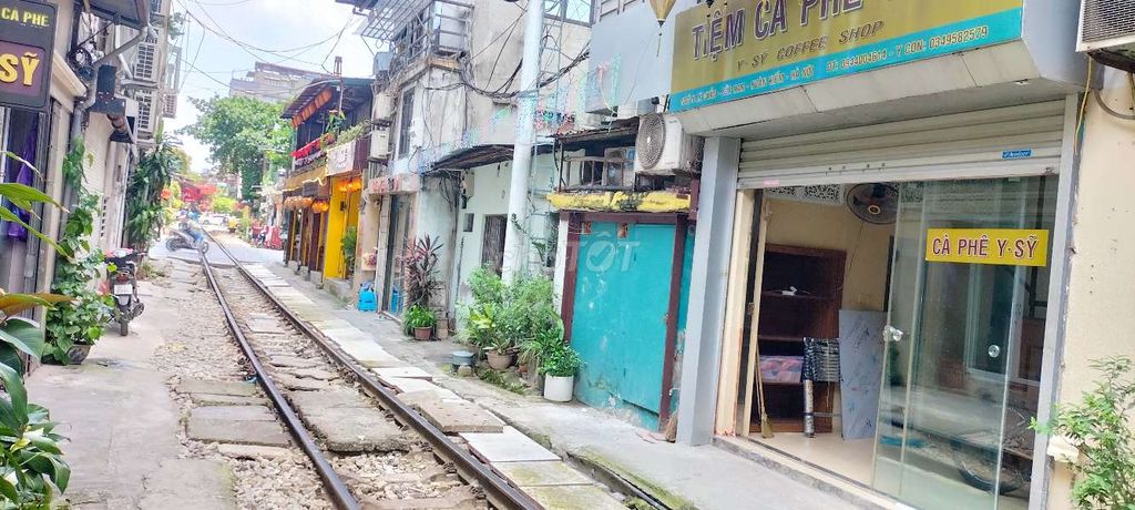  Có thể vừa kinh doanh vừa ở. Cho thuê nhà 2 tầng, vệ sinh khép kín tại số 4 ngõ 29C, Phố Nguyễn Thái Học, Phường Cửa Nam, Quận Hoàn Kiếm, Hà Nội, cạnh đường tàu. 