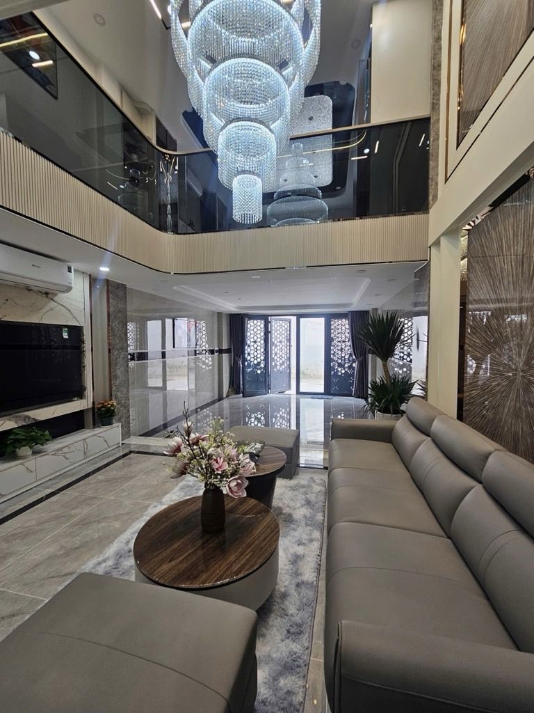  SIÊU PHẨM NHÀ PHỐ - 5 TẦNG THANG MÁY   MỚI TINH FULL NỘI THẤT CAO CẤP - HẺM XE HƠI VÀO NGỦ NHÀ 