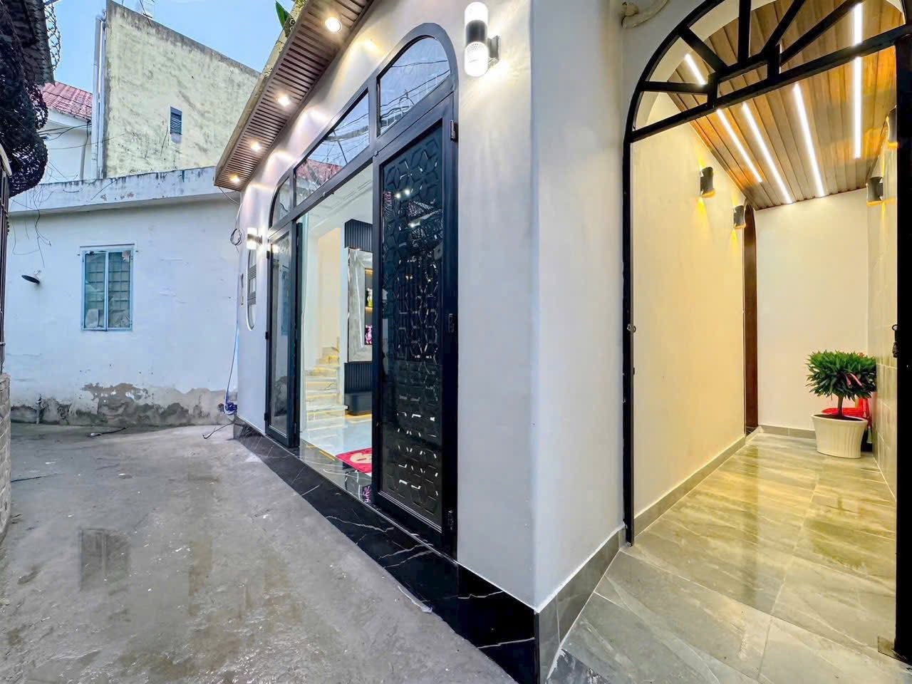  Nhà mới giáp Phú Mỹ Hưng , Huỳnh Tấn Phát TT Nhà Bè.Cách mặt tiền chỉ 10m, hẻm thông thoáng 