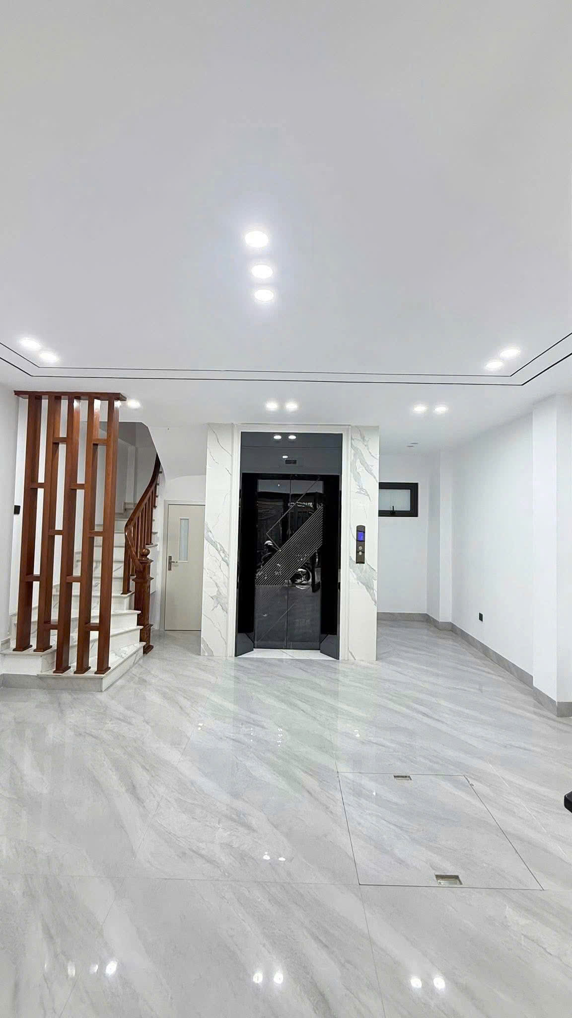  Trung tâm Nguyễn Văn Cừ  DT 40m - MT 5m xây 7 tầng lầu  Oto  Chỉ 19 tỷ 