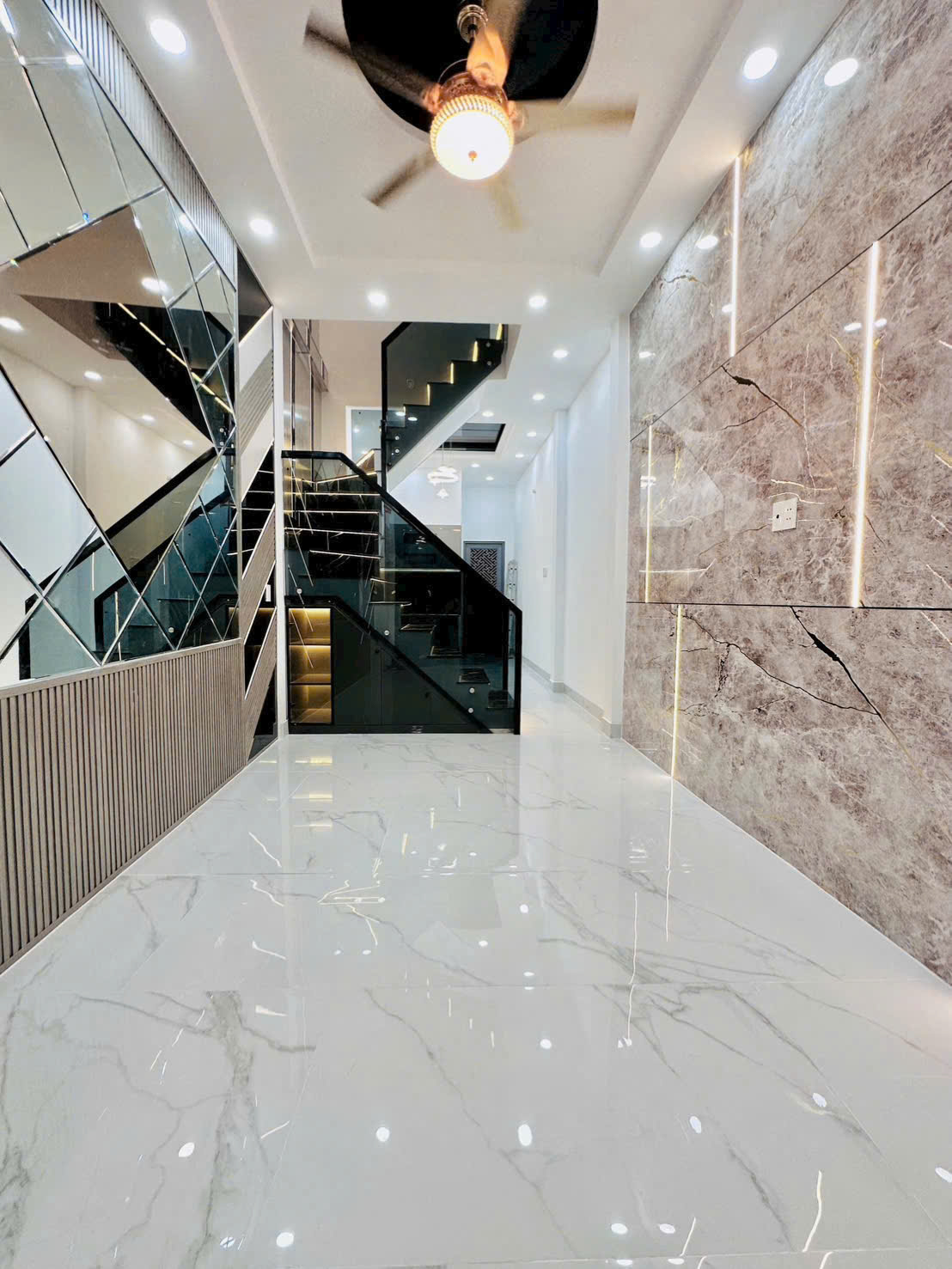  bán nhà Ngay Sát Mặt Tiền Q4 
có 5 tỷ đúc bê tông nhà mới 