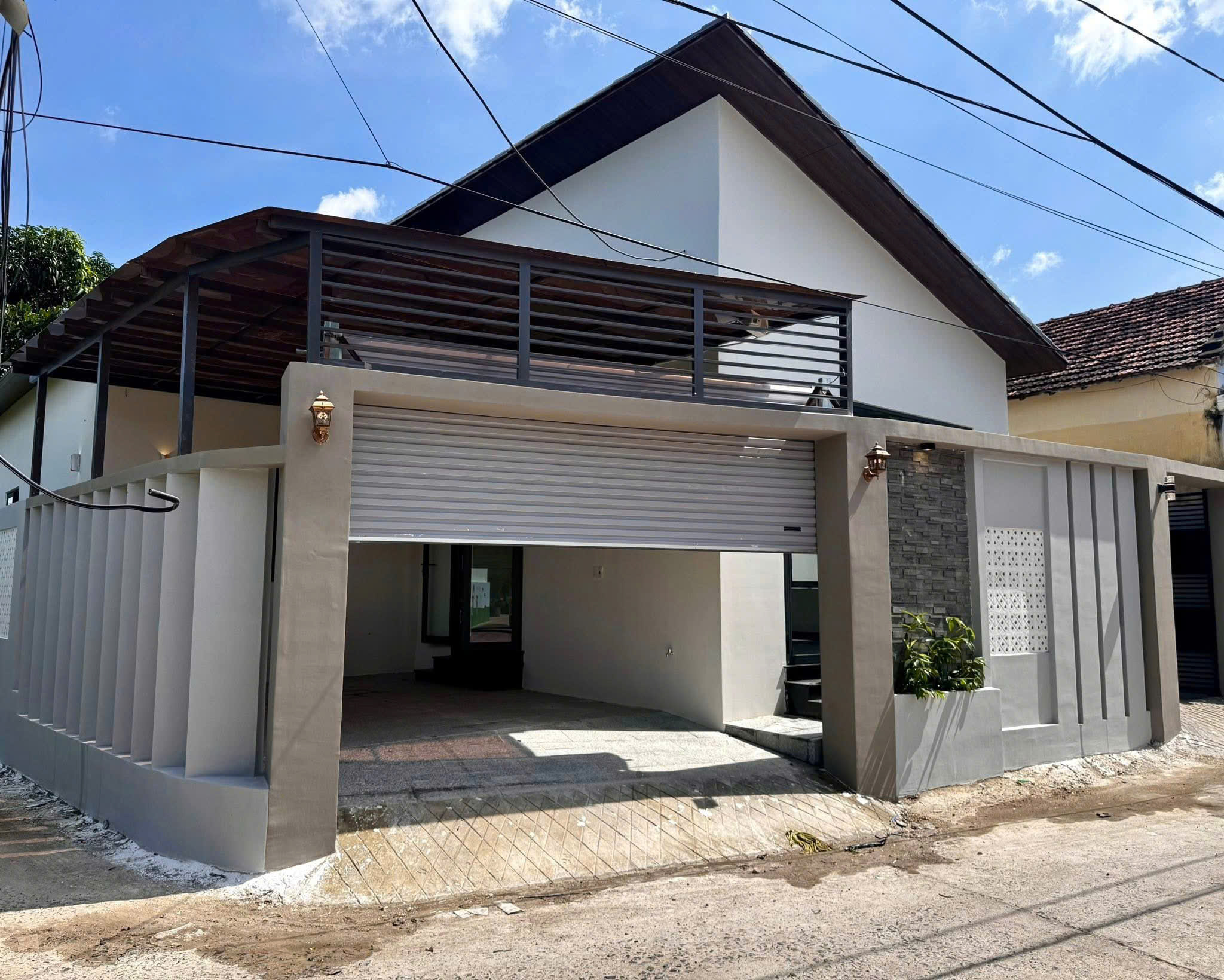  Nhà căn góc phường Tây Nha Trang  cách 23/10 50m đường ô tô tận nơi đối diện trường Mầm non Vĩnh Trung Tổng dt : 170m2 4,790 tỷ có thương lượng ( bao thuế phí ) Mọi thông tin chi tiết vui lòng liên hệ em Trinh, Số chứng chỉ: KH - 25.000576 