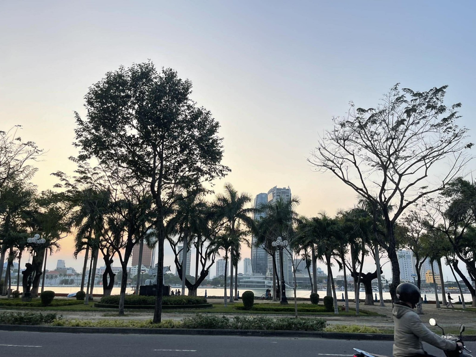  Bán mặt tiền Trần Hưng Đạo 250m2, ngang 10m, sát Cầu Sông Hàn, giá 85 tỷ 