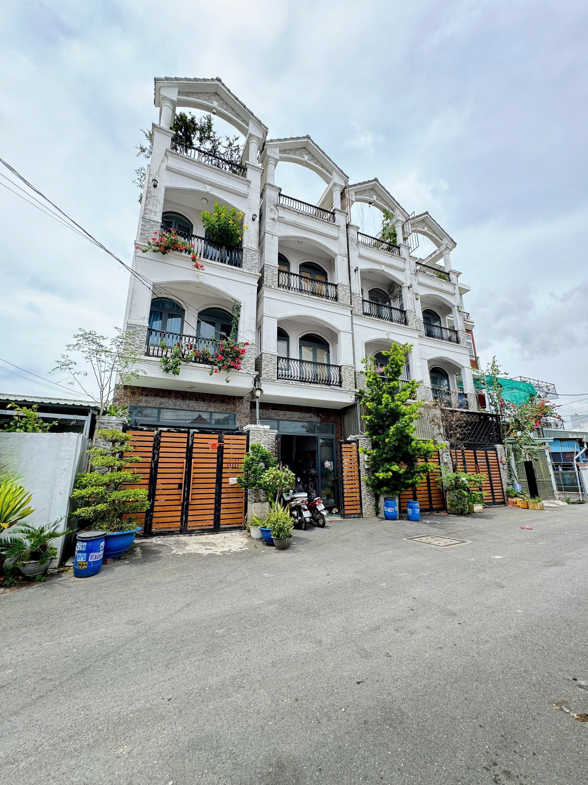  Bán nhà 4 tầng đường 10m, gần khu Hồng Long – Quốc lộ 13, đang cho thuê 20 triệu/tháng 