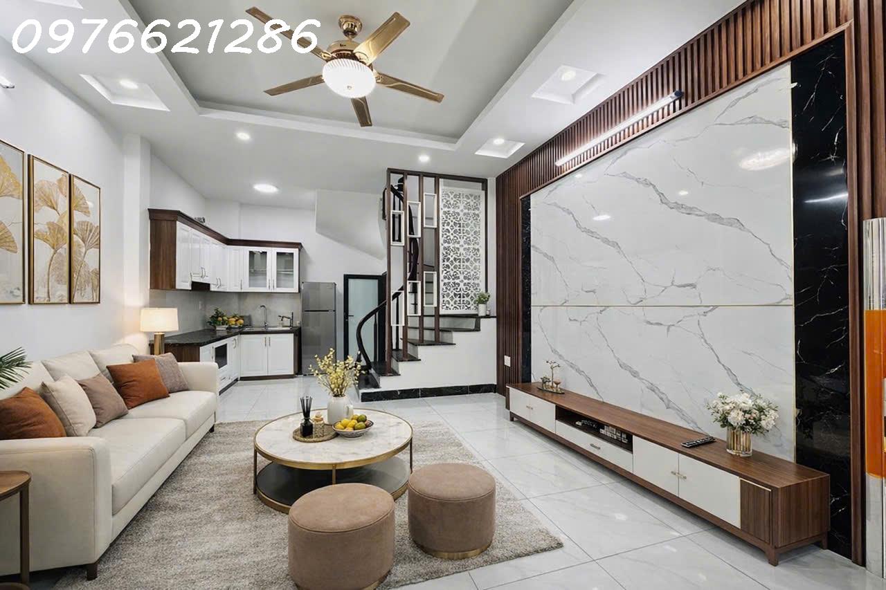  BÁN NHÀ MỚI TINH THANH AM – 30m² – GIÁ 6,7 TỶ
3 THOÁNG – CĂN GÓC ĐẦU TIÊN – THIẾT KẾ 5 TẦNG HIỆN ĐẠI 