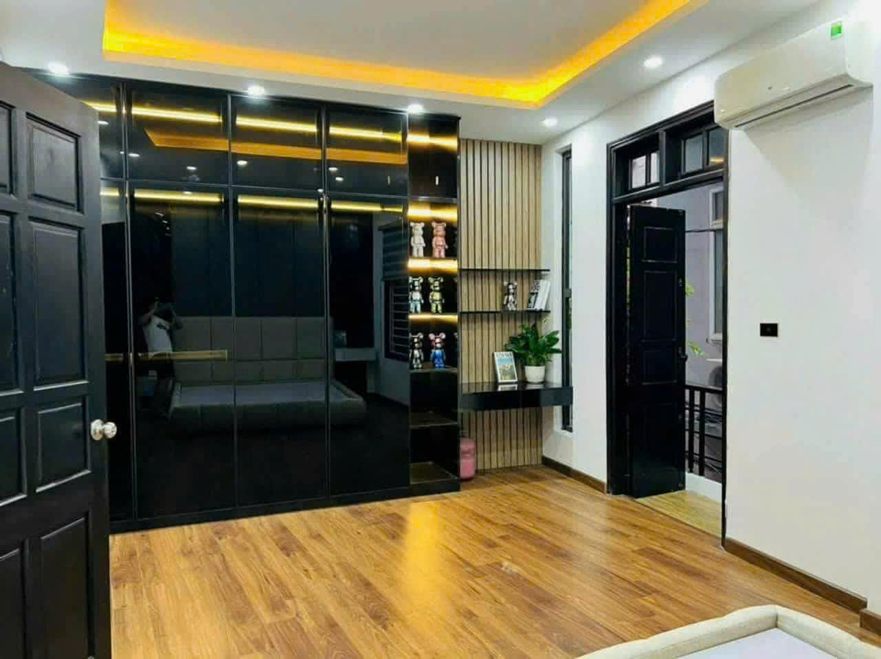  TRUNG TÂM CẦU GIẤY - GẦN PHỐ GẦN Ô TÔ - BA GÁC TẬN CỬA - NHÀ ĐẸP DÂN XÂY - SỔ ĐỎ HOA KHÔI 38m 9,1 tỷ 