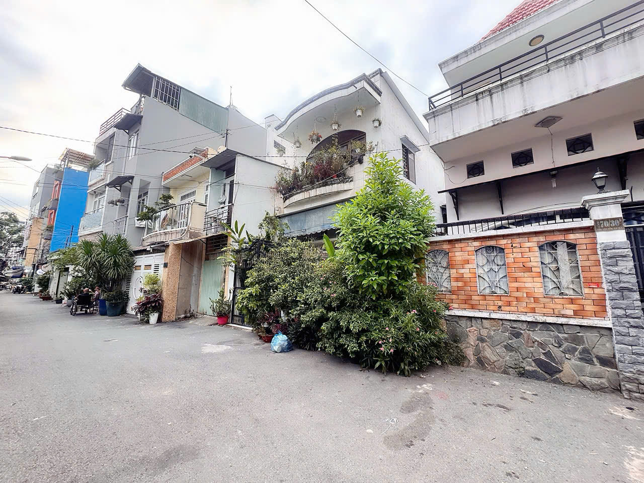  BÁN NHÀ 5 TẦNG THANG MÁY - XE HƠI NGỦ TRONG NHÀ Đ.BÊN VÂN ĐỒN, Q4 - NGANG HIẾM 5M NỞ HẬU 6,6M * 16M VUÔNG ĐẸP FULL THỔ* LIÊN HỆ GIANG GIANG: 093.86.76.685 