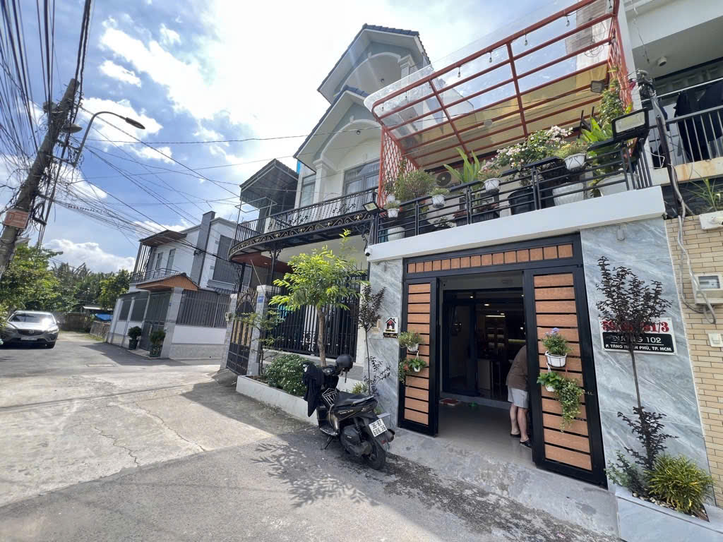  NHÀ MỚI ĐÓN TẾT - 2 LẦU - Ô TÔ ĐẬU CỬA NGÀY ĐÊM - LÊ VĂN VIỆT
- F TĂNG NHƠN PHÚ B - NGAY VINCOM 