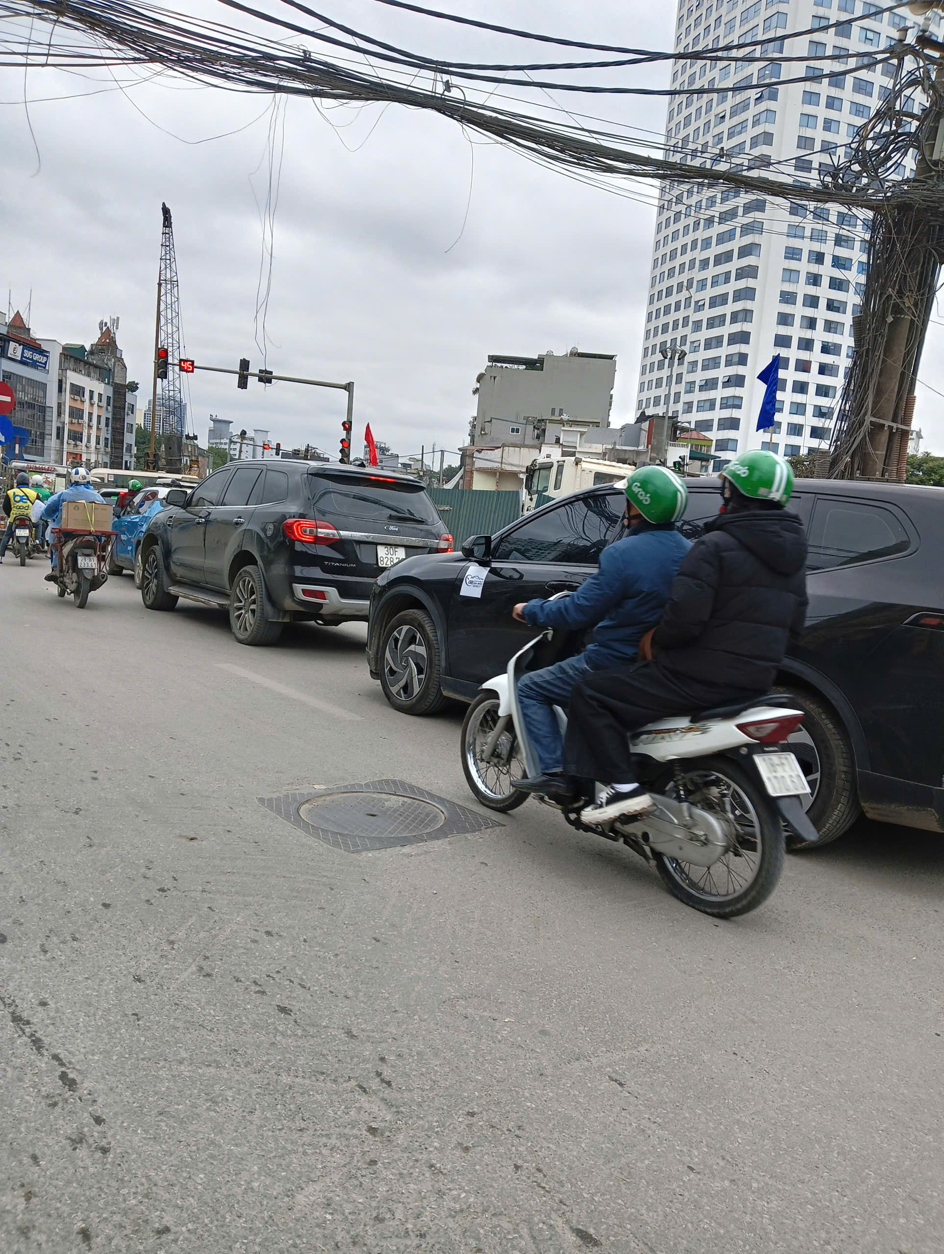  HÀNG HIẾM – MẶT ĐƯỜNG ĐÊ LA THÀNH – BA ĐÌNH

. 