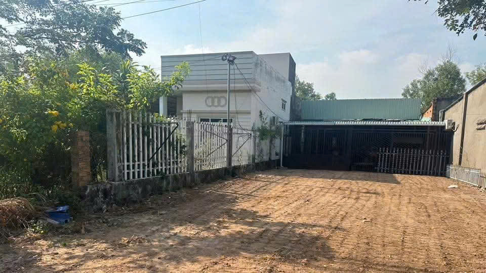  356m trong đó 200m thổ cư. Ngang đầu 8,6m cuối nở hậu 9,5m
Giá 6.7t có thương lượng 