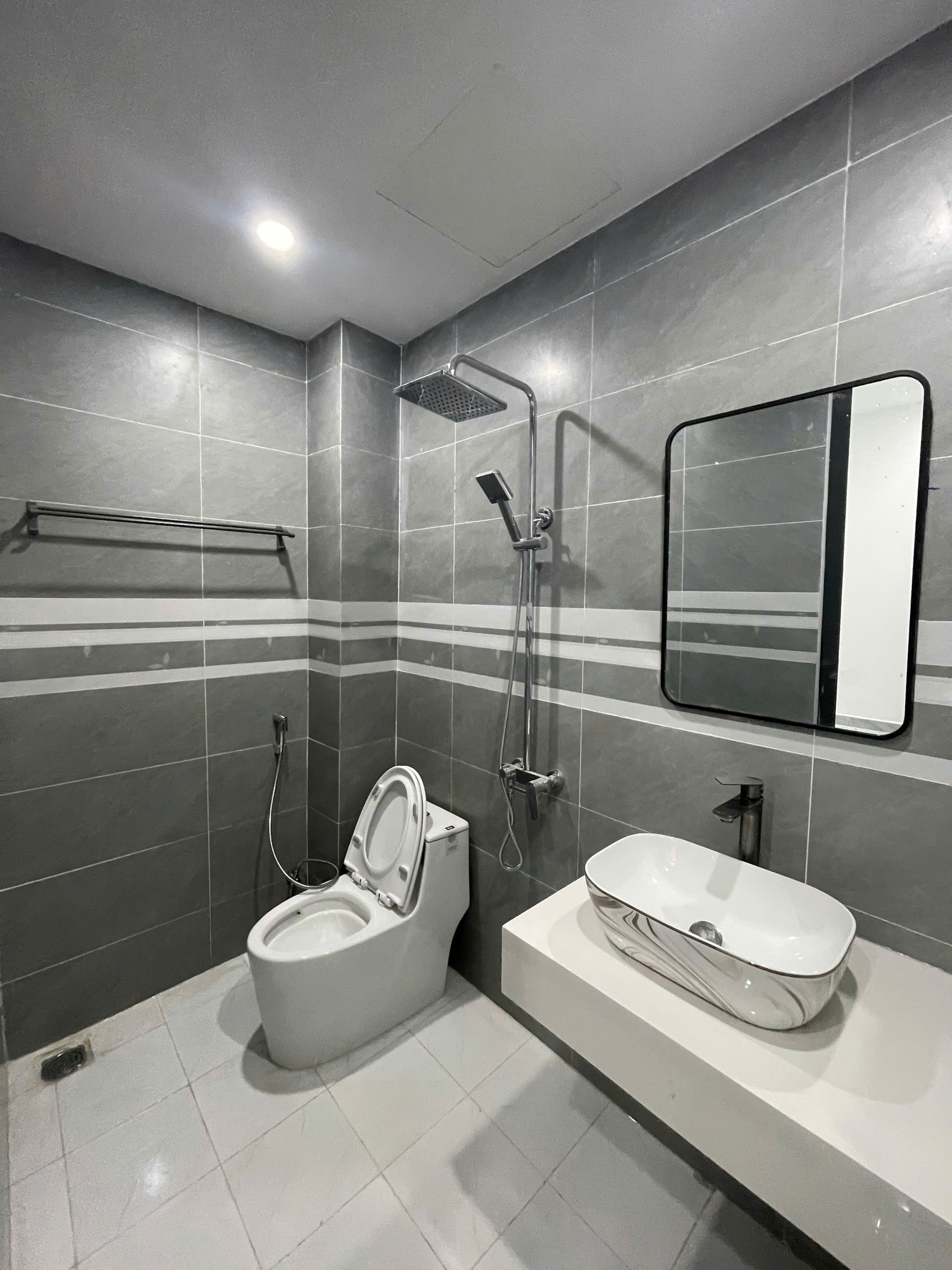  Bán Nhà Hẻm Phong Châu, Sát KDT Mỹ Gia, Vĩnh Thái Nha Trang. Giá 3 tỷ 480 Diện tích : 94,5m2 Mọi thông tin chi tiết vui lòng liên hệ em Trinh, Số chứng chỉ: KH - 25.000576 