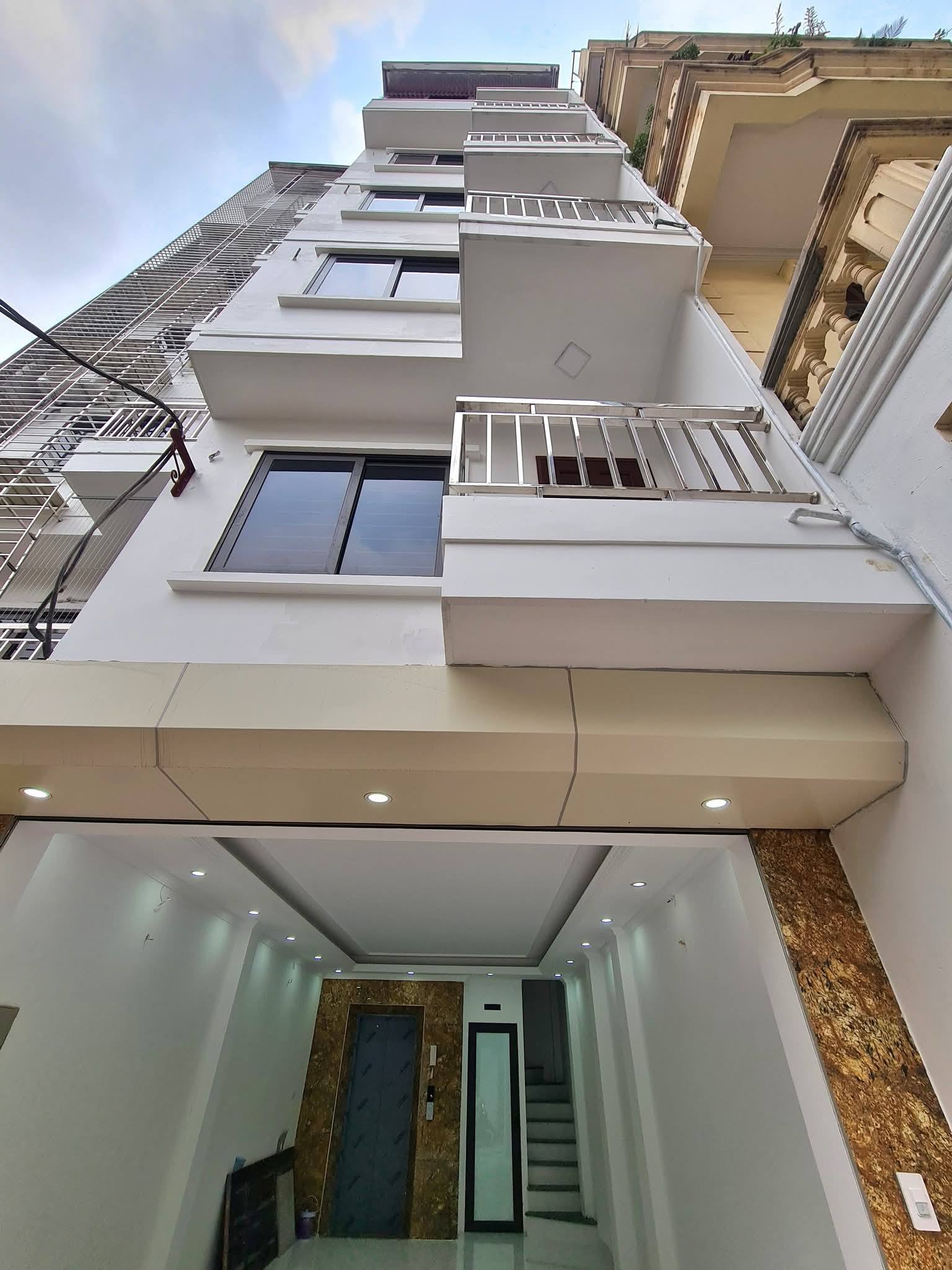  Nhà đẹp Phố Thanh Liệt- 42m*7 tầng*4.5mMT- Thang máy-Gần Linh Đàm-Ôtô vào nhà- 12,5 tỷ 