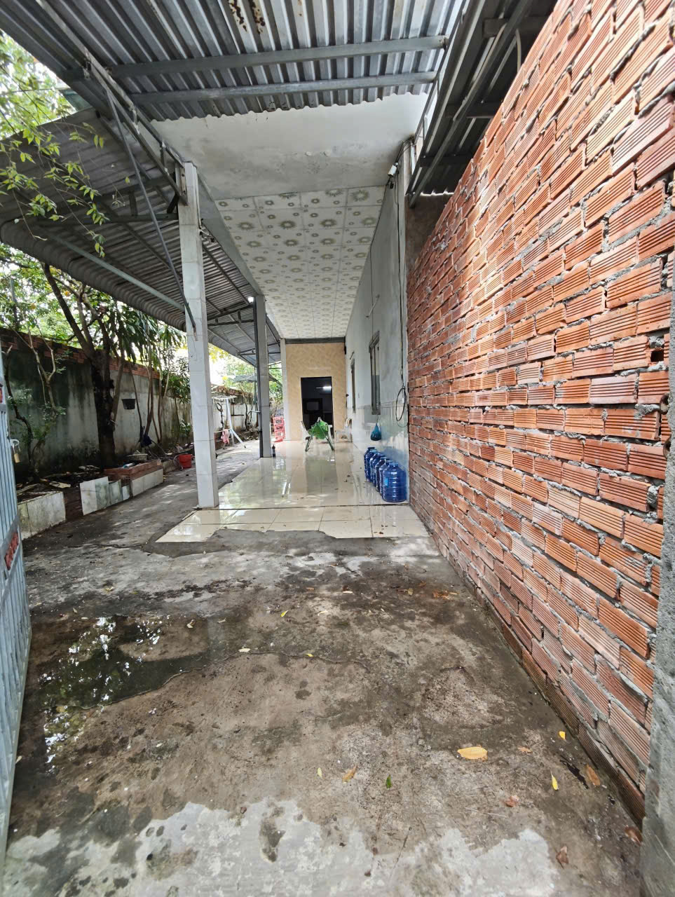  Nhà 4 triêụ 4 phòng ngủ Võ Văn Kiệt nơi có khuôn viên cây cối 