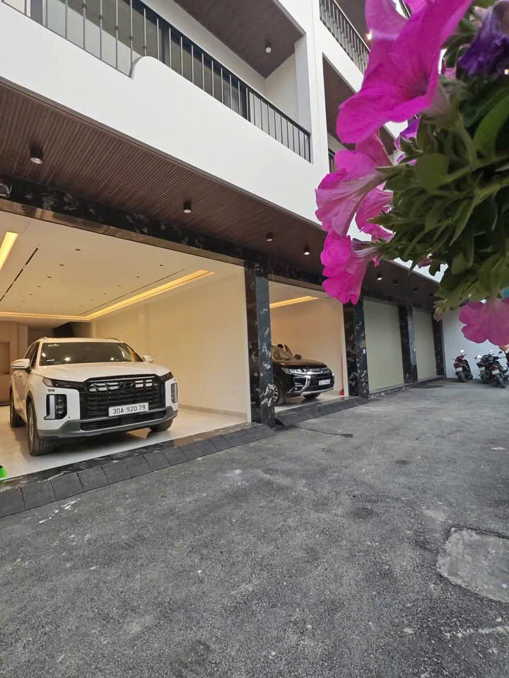  ????Nhà phố Tư Đình  DT 71m - MT 4,3m  Gara oto - Full nội thất  Nhích 21 tỷ 