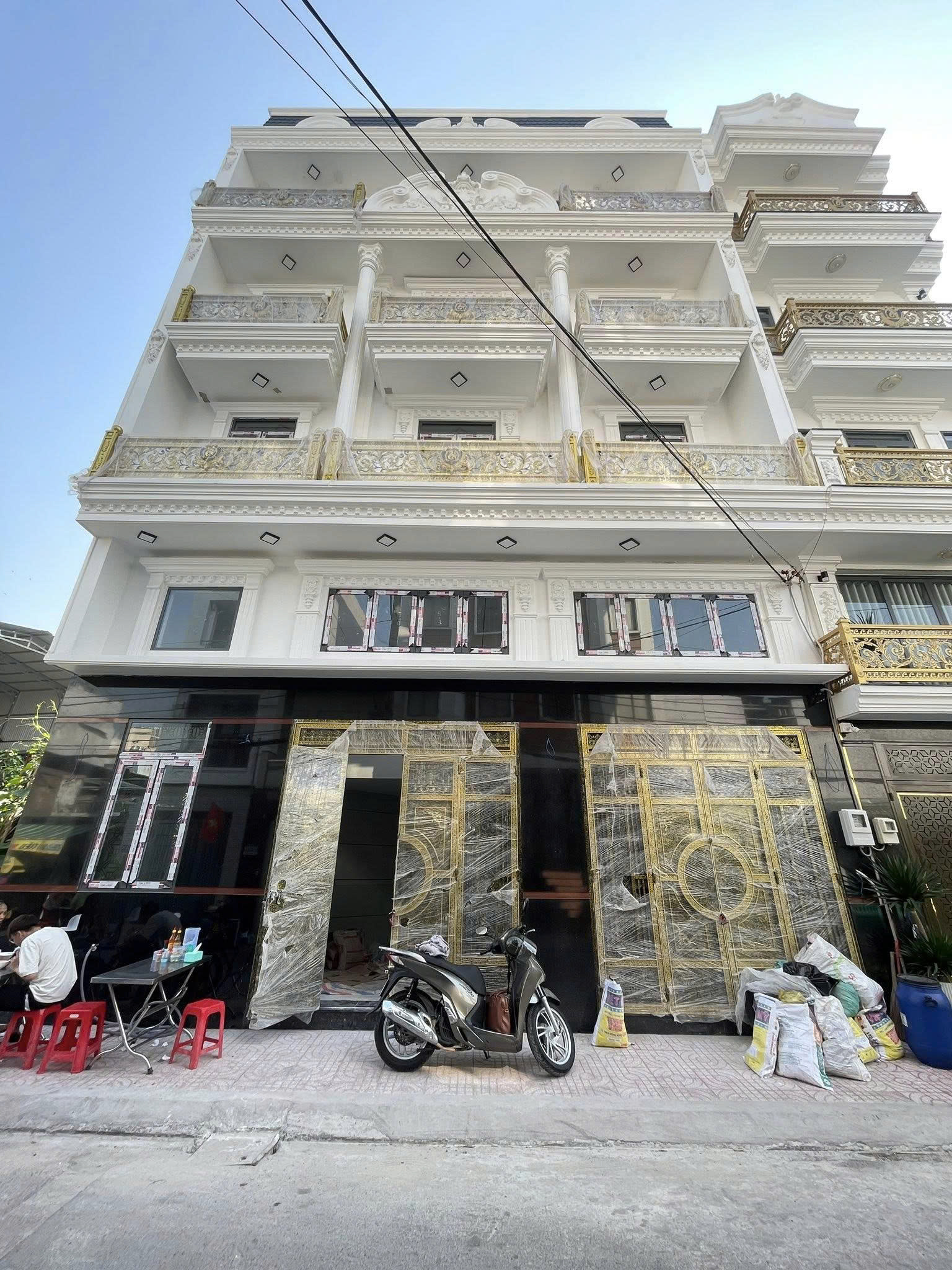  Bán nhà Hẻm 8m Lê Văn Quới - gần ngã tư Hòa Bình, 11x10m, 5 Tầng - 5PN, chỉ 11,95 tỷ. 