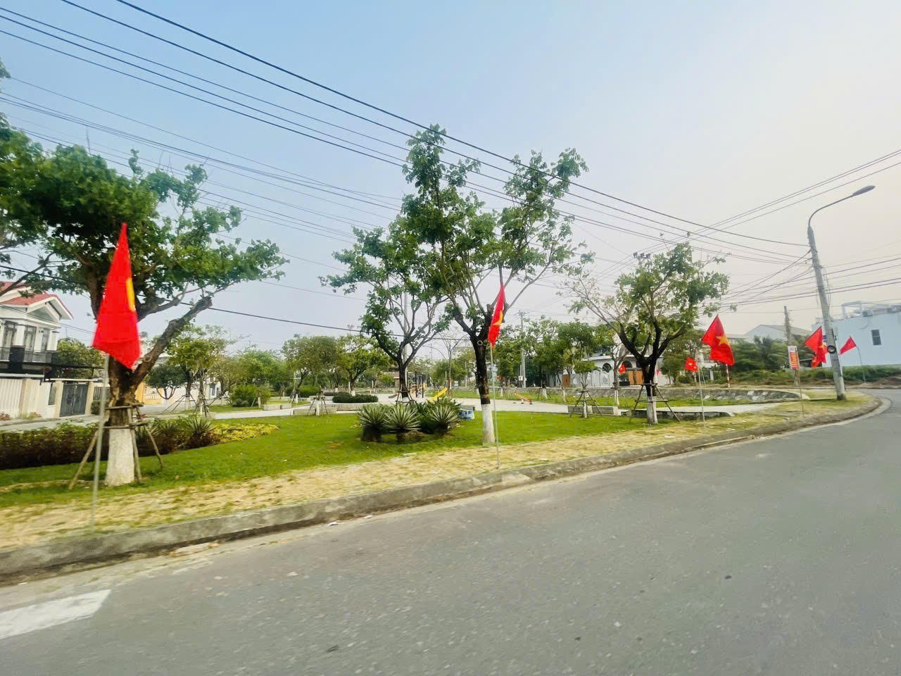  NAM VIỆT Á – LÔ GÓC DIỆN TÍCH KHỦNG – 1 MẶT TIỀN, 2 MẶT KIỆT Ô TÔ – KỀ BIỂN, SÁT SÔNG & BẾN DU THUYỀN – ĐỐI DIỆN ĐẢO KIM CƯƠNG ???? 