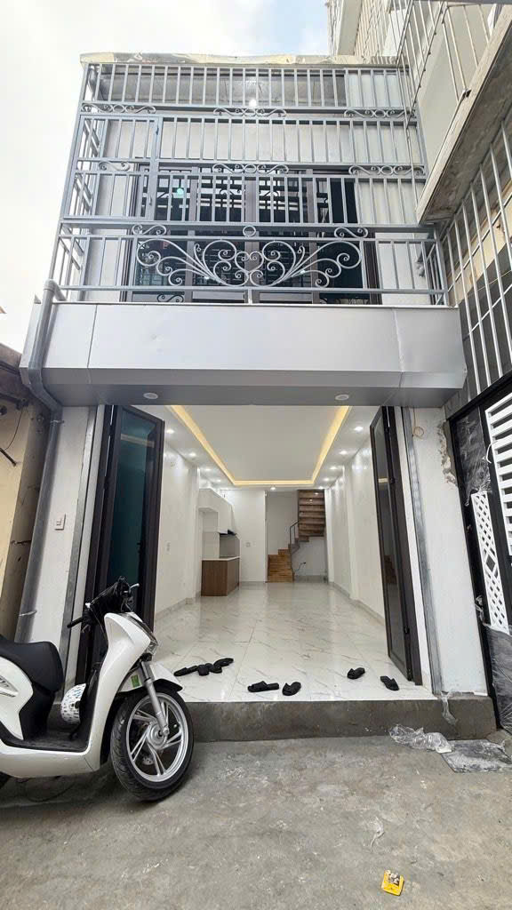  Chính chủ bán nhà 2 tầng mặt ngõ Giải Phóng , ô tô đỗ cửa 