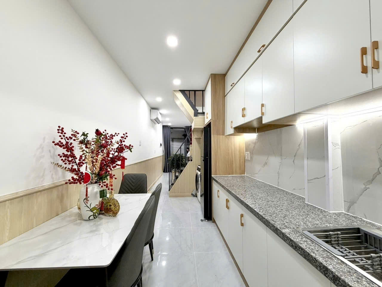  Sát mặt tiền - Nguyễn Thượng Hiền - Quận 3 - 3 tầng - 25m2 - 5,2 tỷ 