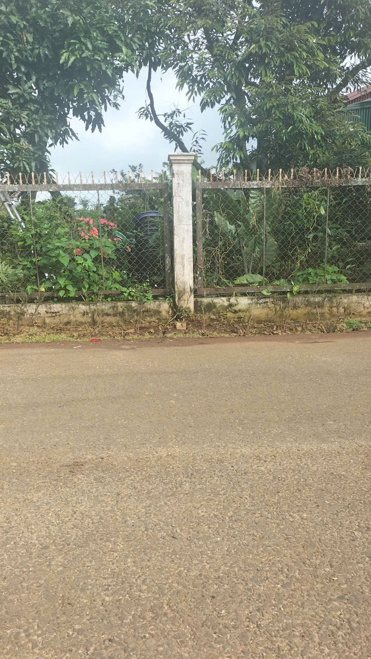  Cần bán lô đất đẹp. Mặt tiền đường Lý Nam Đế đường nhựa 2 ô tô tránh nhau thoải mái 