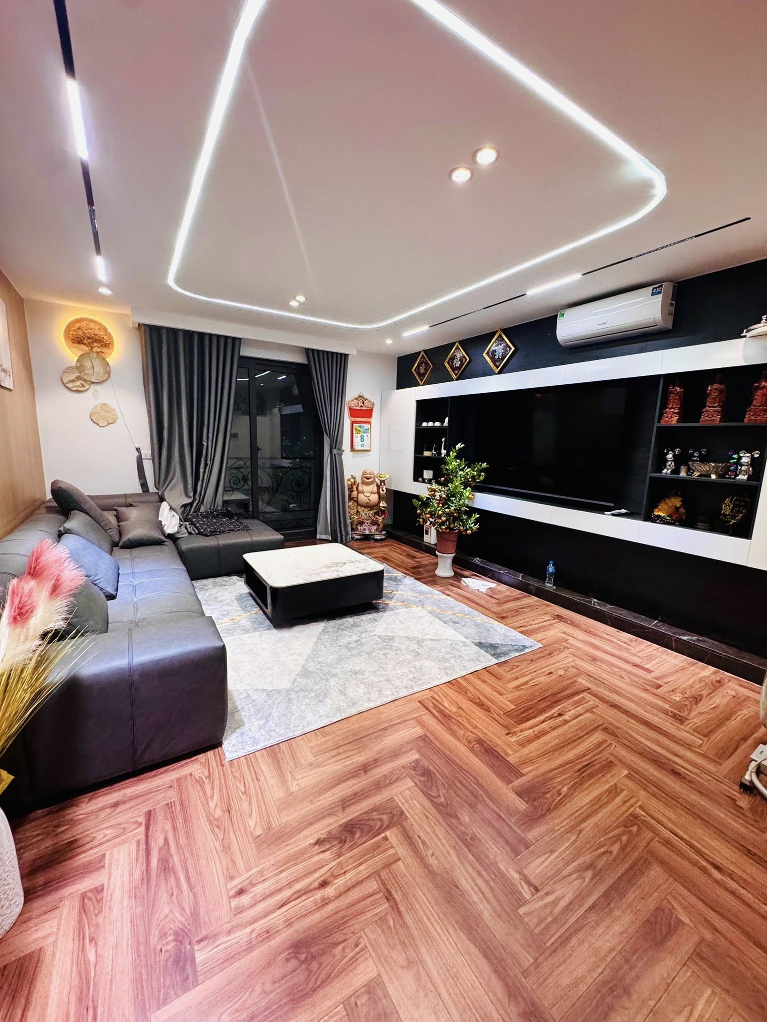  Bán nhà Hoàng Cầu, 60m2, 4 tầng, mặt tiền 4m, 25.8 tỷ, vỉa hè, ô tô tránh, kinh doanh 