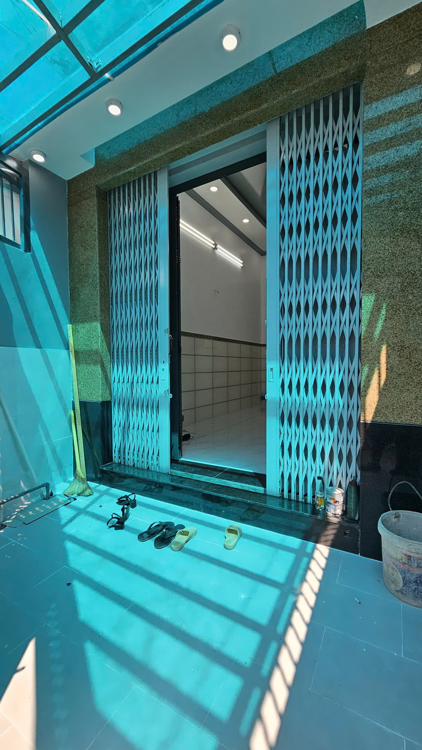  Bán nhà sát mặt tiền Q4 cạnh Q 1 
Ngang 3.65 dài 15 m
ĐÚC XÂY MỚI 7 TẦNG CÓ 6 ĐỒNG 