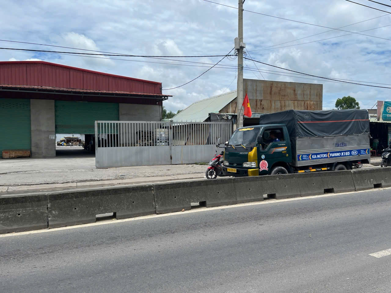  Kho vị trí đẹp (20x60), full xưởng. Mặt tiền Nguyễn Văn Bứa, Hóc Môn, dòng tiền ổn định 